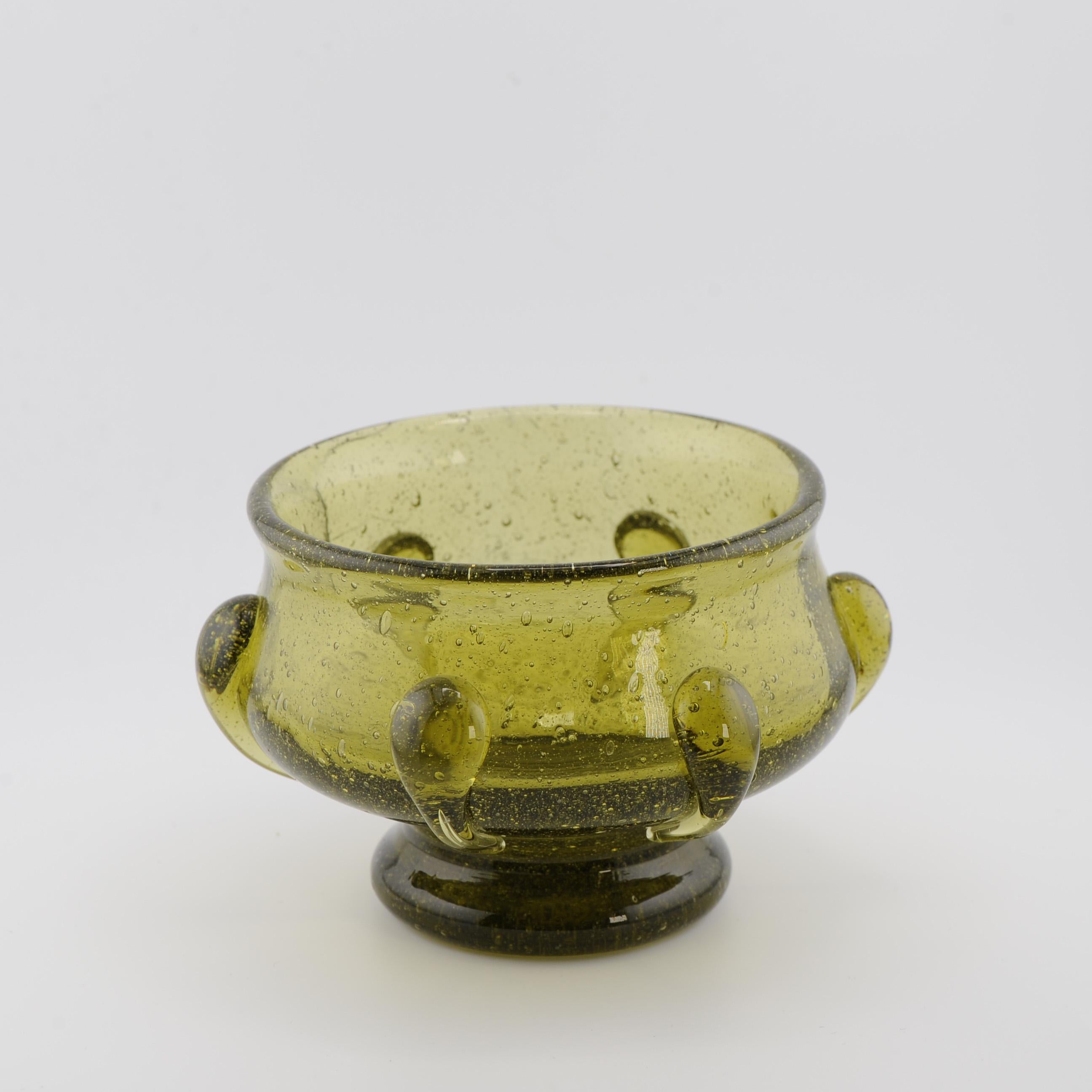 Antike Schale aus grünem Kunstglas mit Fuß und Blasen aus Glas mit Glasfuß. 19. Jahrhundert (Glaskunst) im Angebot
