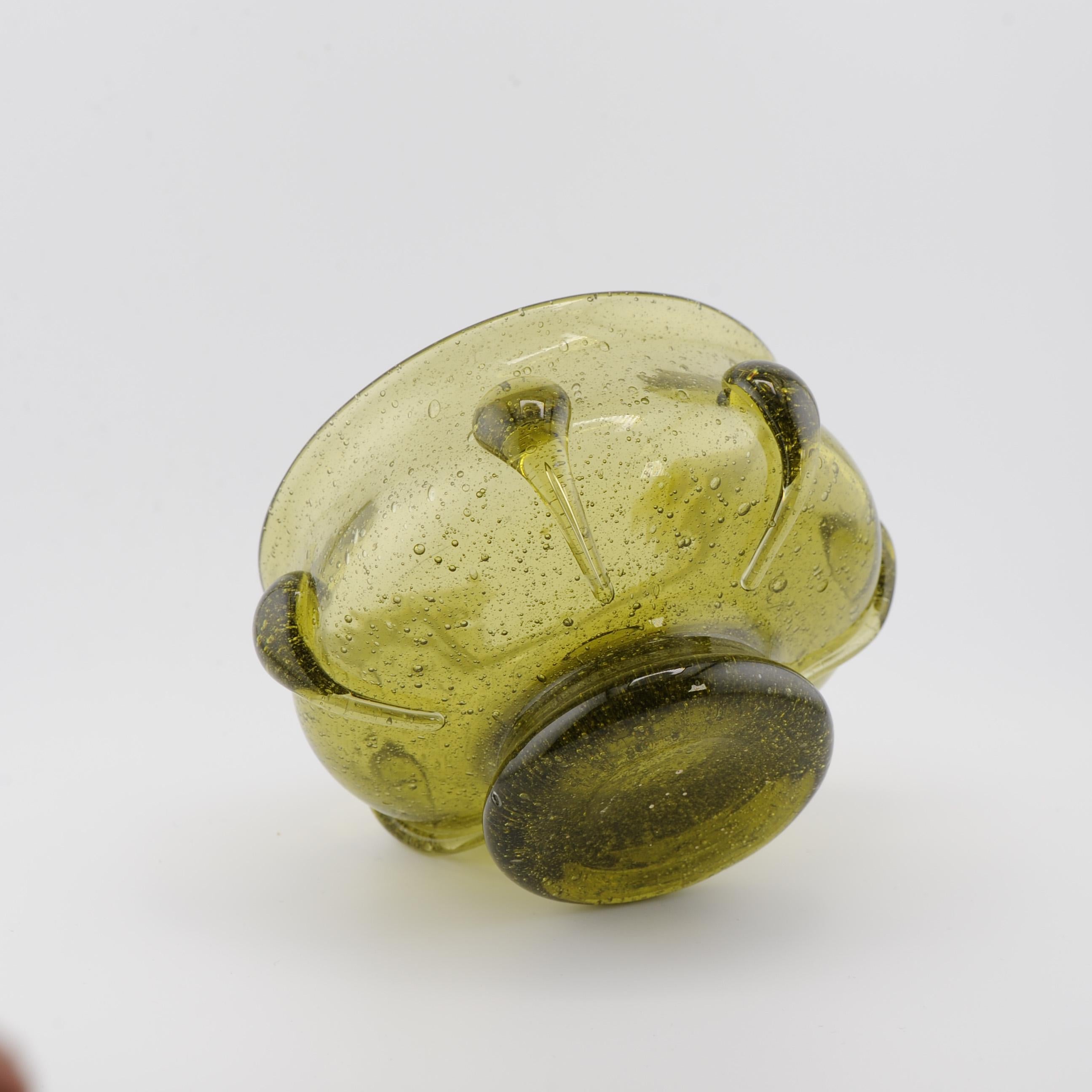 Antike Schale aus grünem Kunstglas mit Fuß und Blasen aus Glas mit Glasfuß. 19. Jahrhundert im Angebot 2