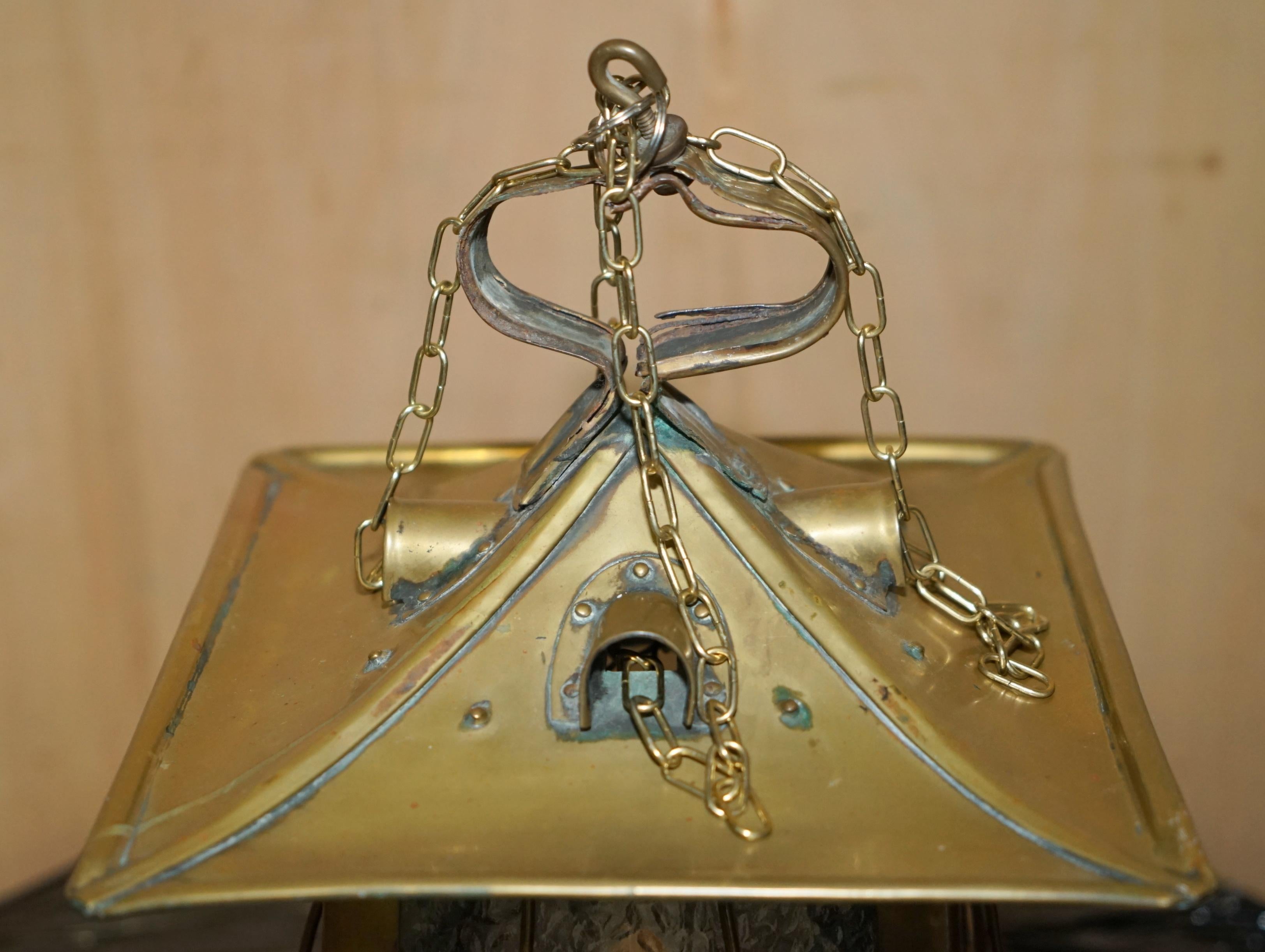Britannique ANTIQUE ART NOUVEAU LANTERNE OU LAMPE DE TABLE EN LAITON ET VERRE FROID en vente