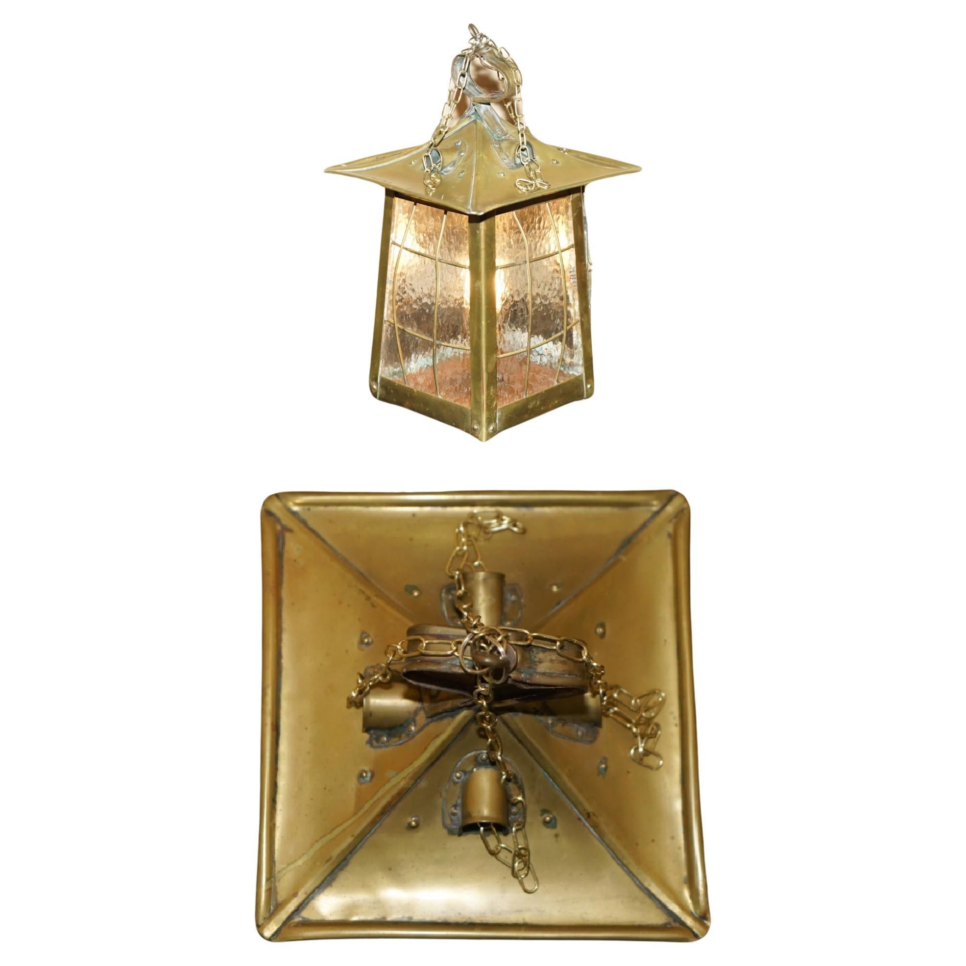 ANTIQUE ART NOUVEAU LANTERNE OU LAMPE DE TABLE EN LAITON ET VERRE FROID