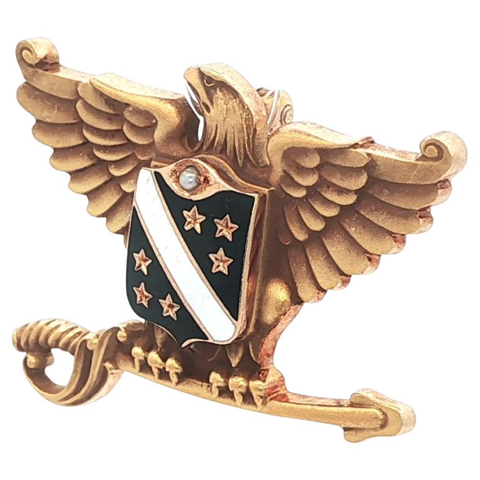 Spilla antica Art Nouveau in oro 10k con medaglia, distintivo e stemma dell
aquila che stringe la spada