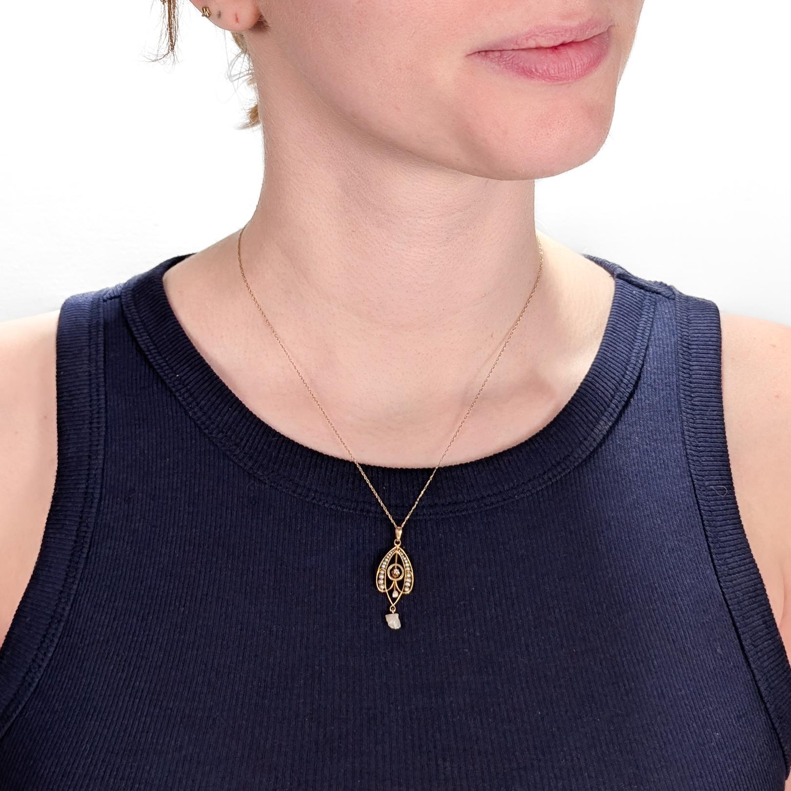 Un raffinato ciondolo antico in stile Art Nouveau per una collana.

In oro 10k.

Con corpo in Looping incastonato con perle graduate ai lati, un diamante taglio singolo incastonato.  al centro e che sostiene una goccia di perle barocche o Pearl