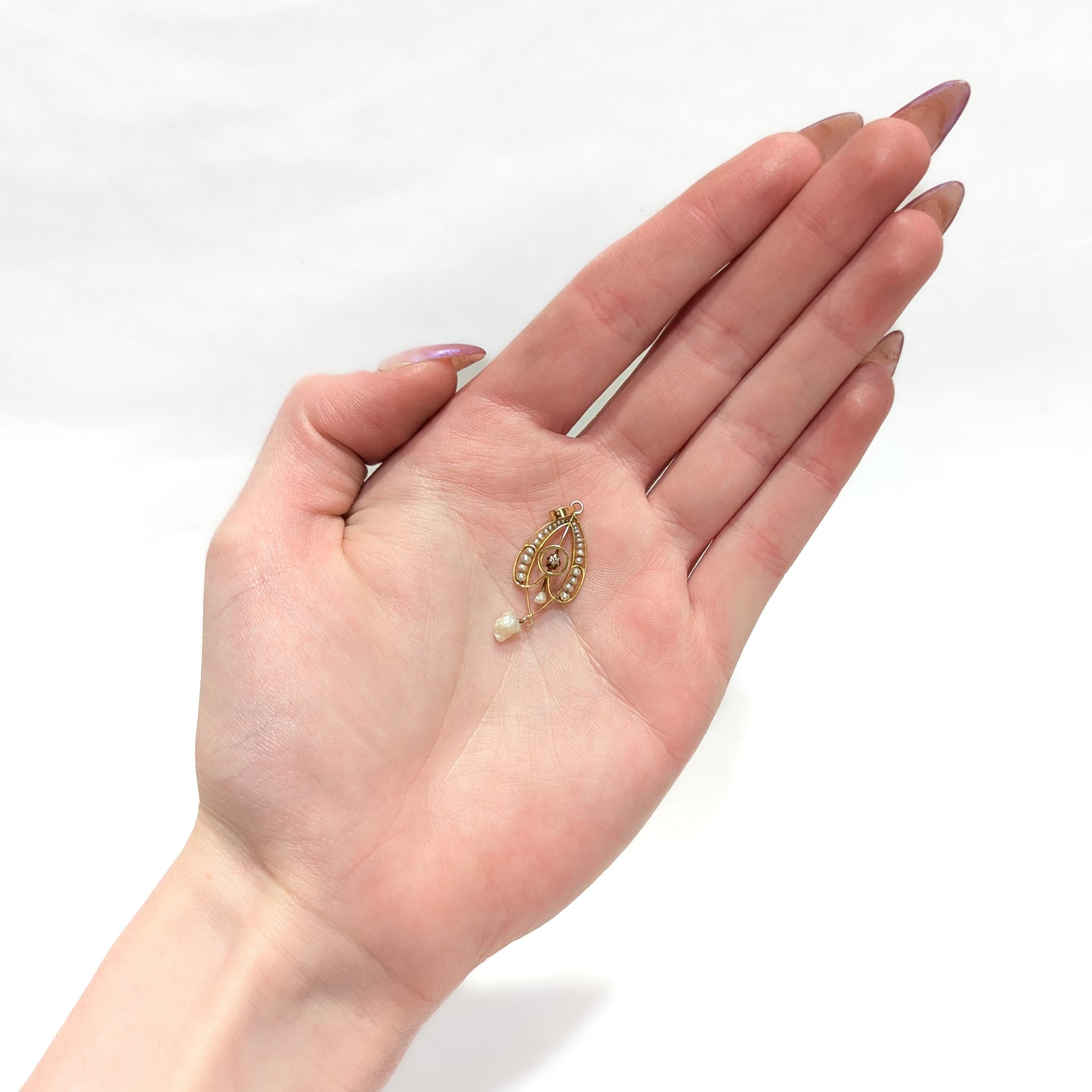 Art Nouveau Antico ciondolo Lavalier in oro 10K, perle e diamanti per una collana in vendita