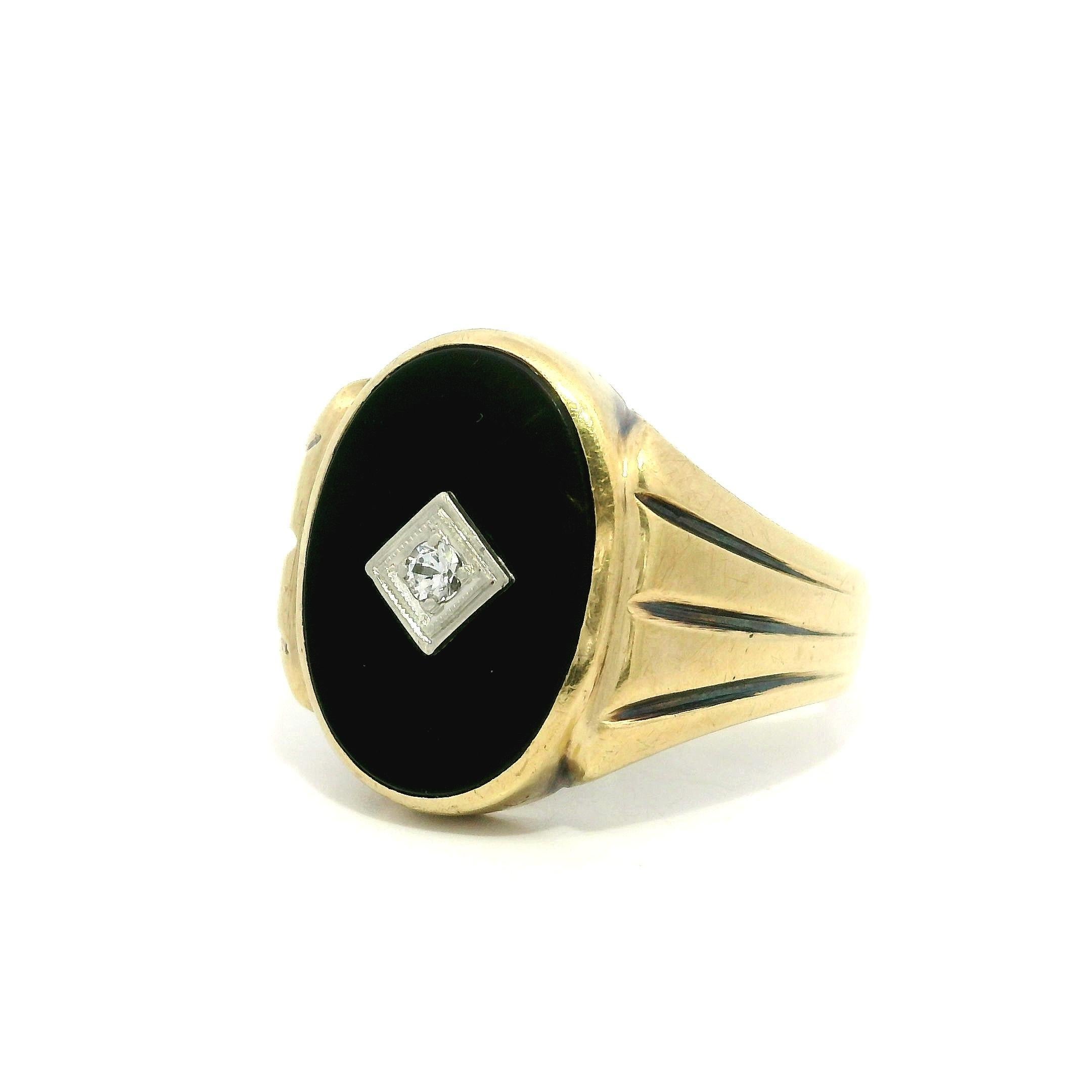 --Pietre: --
(1) Onice naturale autentica - Forma ovale - Lunetta incastonata - Colore nero - 17,6 x 12,6 mm (circa)
(1) Zirconia Cubica Vera - Brillante Rotondo - Pave Set - Colore Brilliante - 2,1 mm (circa)

Materiale: Oro giallo massiccio 10k -