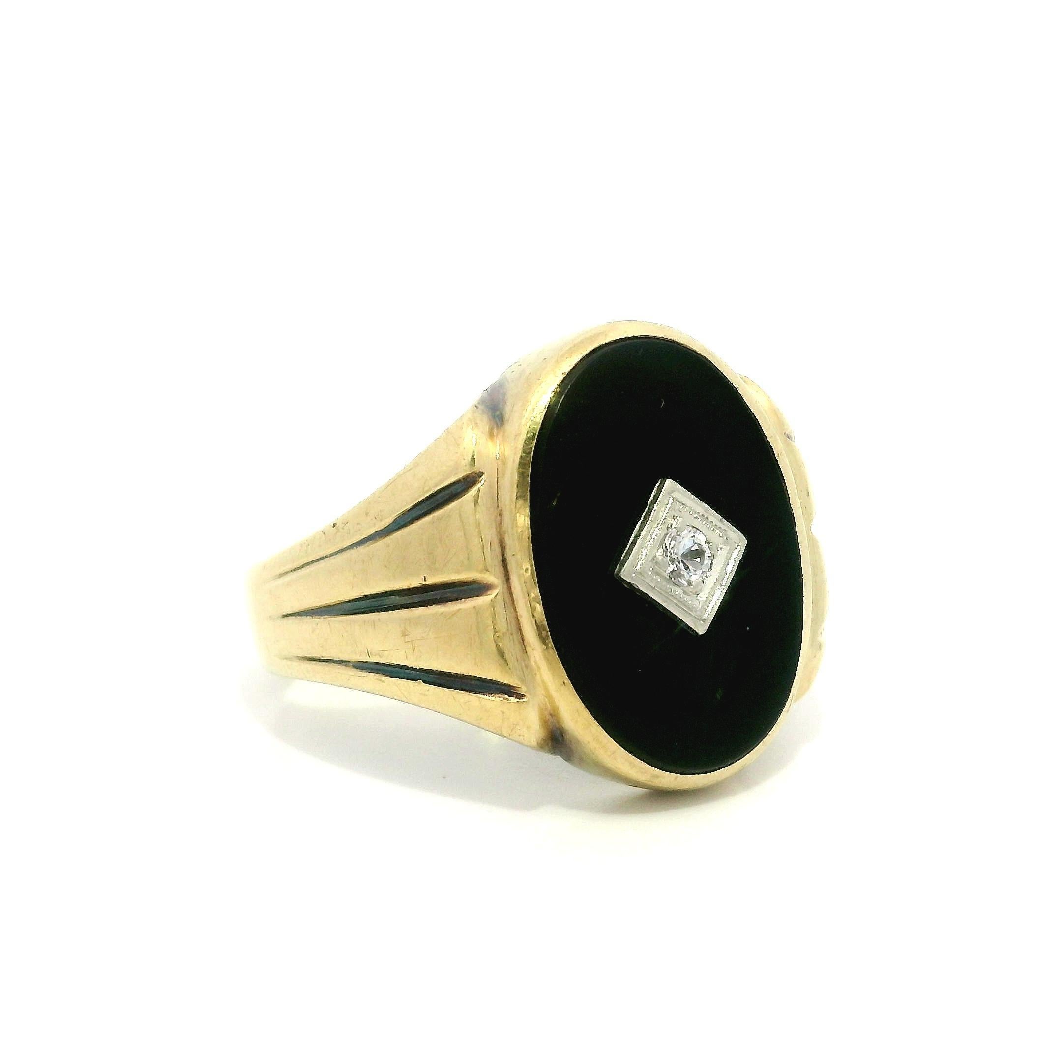 Anello da uomo antico in oro giallo 10k con onice nero e zirconi in vendita 1