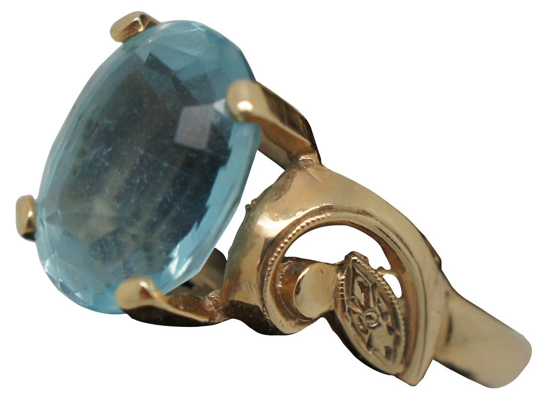 Antiker Ring aus 10 Karat Gelbgold mit Jugendstil- und Netzmuster auf dem Band, besetzt mit einem Blautopas im Ovalschliff.

Größe 6 / Stein - 13 mm x 10 mm / 6,1 g.