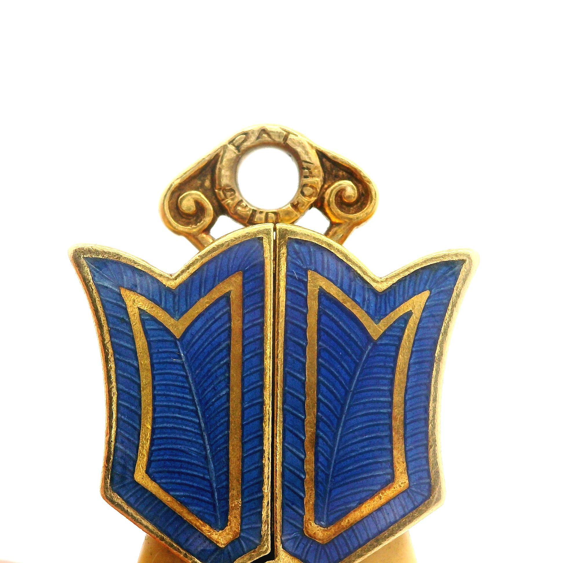 Pendentif art nouveau ancien en or jaune 14 carats avec émail bleu opérable sur le dessus en vente 1