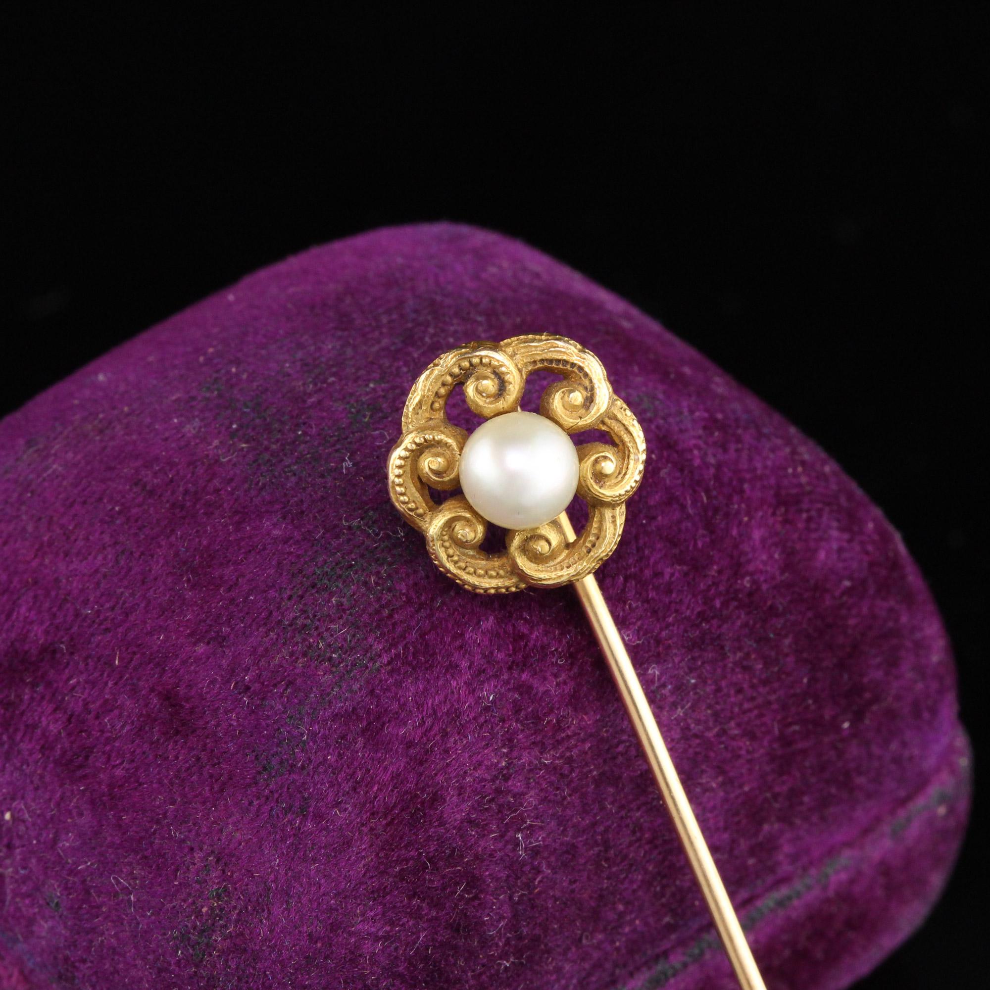 Beautiful Art Nouveau stick pin with a floral motif and a pearl center.

Metal: 14K Yellow Gold 

Weight: 2.8 Grams

Measurements: Head measures 12.88 x 12.64 mm