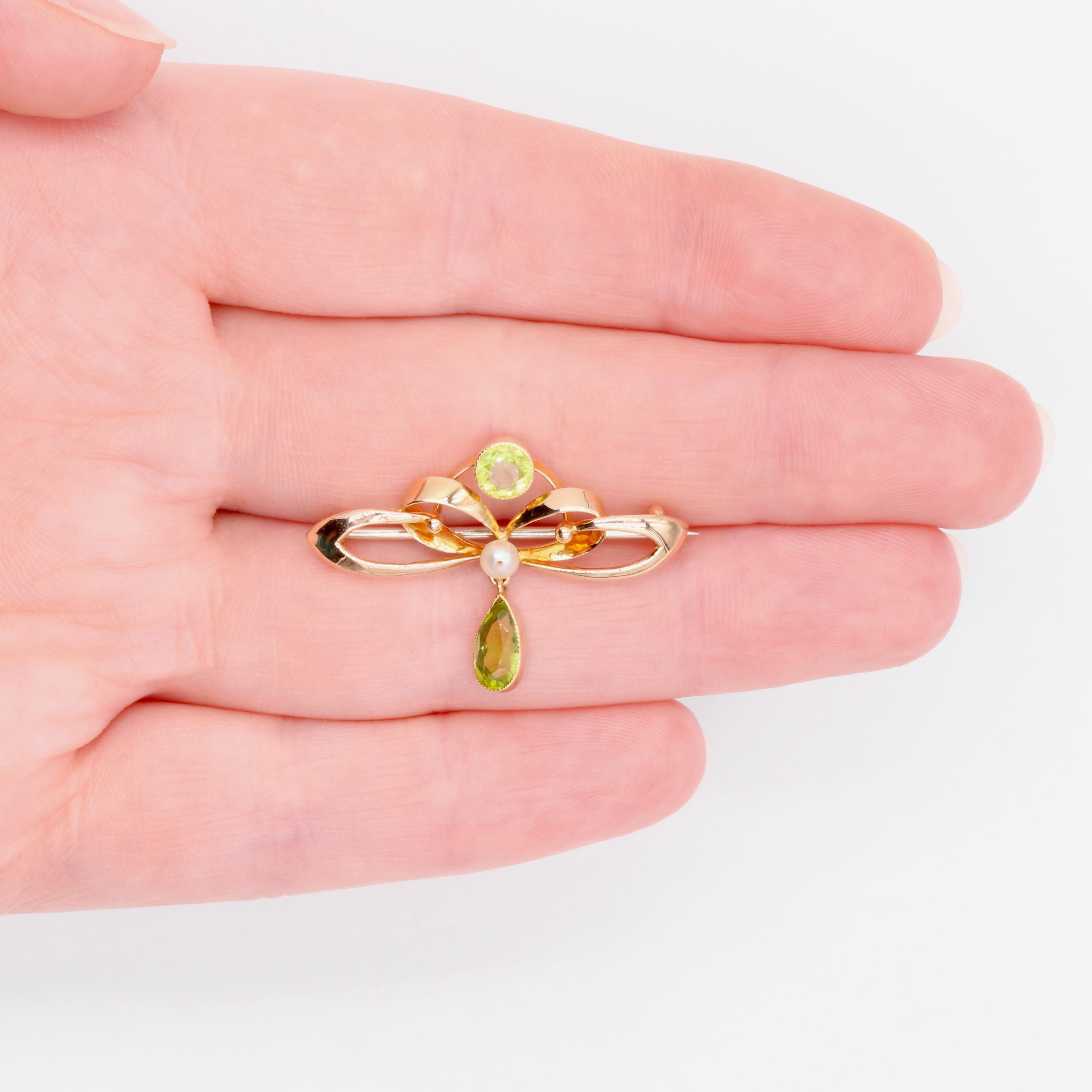 Antike Jugendstil-Brosche aus 15 Karat Gelbgold mit Peridot und Perlen, im Originalgehäuse im Angebot 4