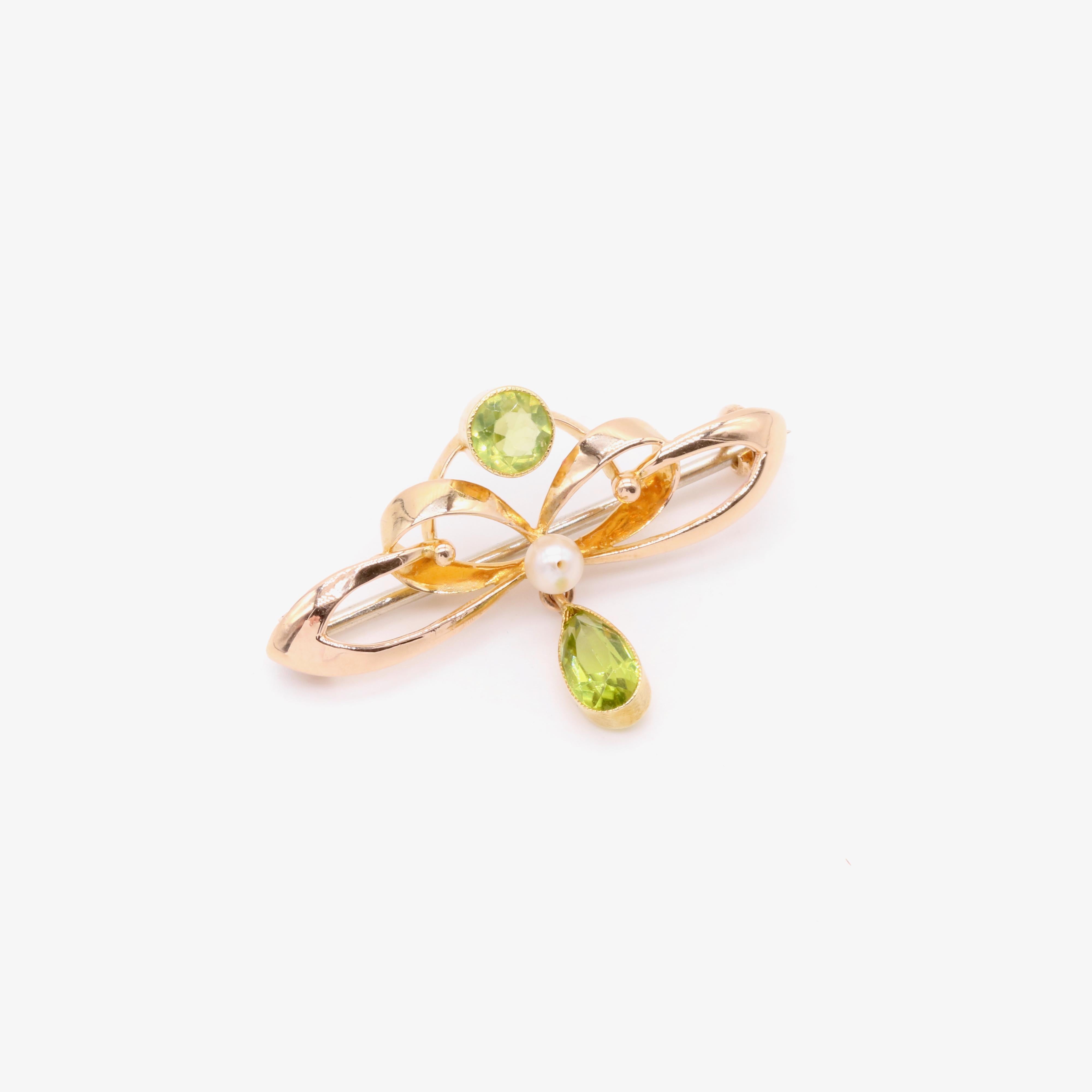 Antike Jugendstil-Brosche aus 15 Karat Gelbgold mit Peridot und Perlen, im Originalgehäuse (Art nouveau) im Angebot