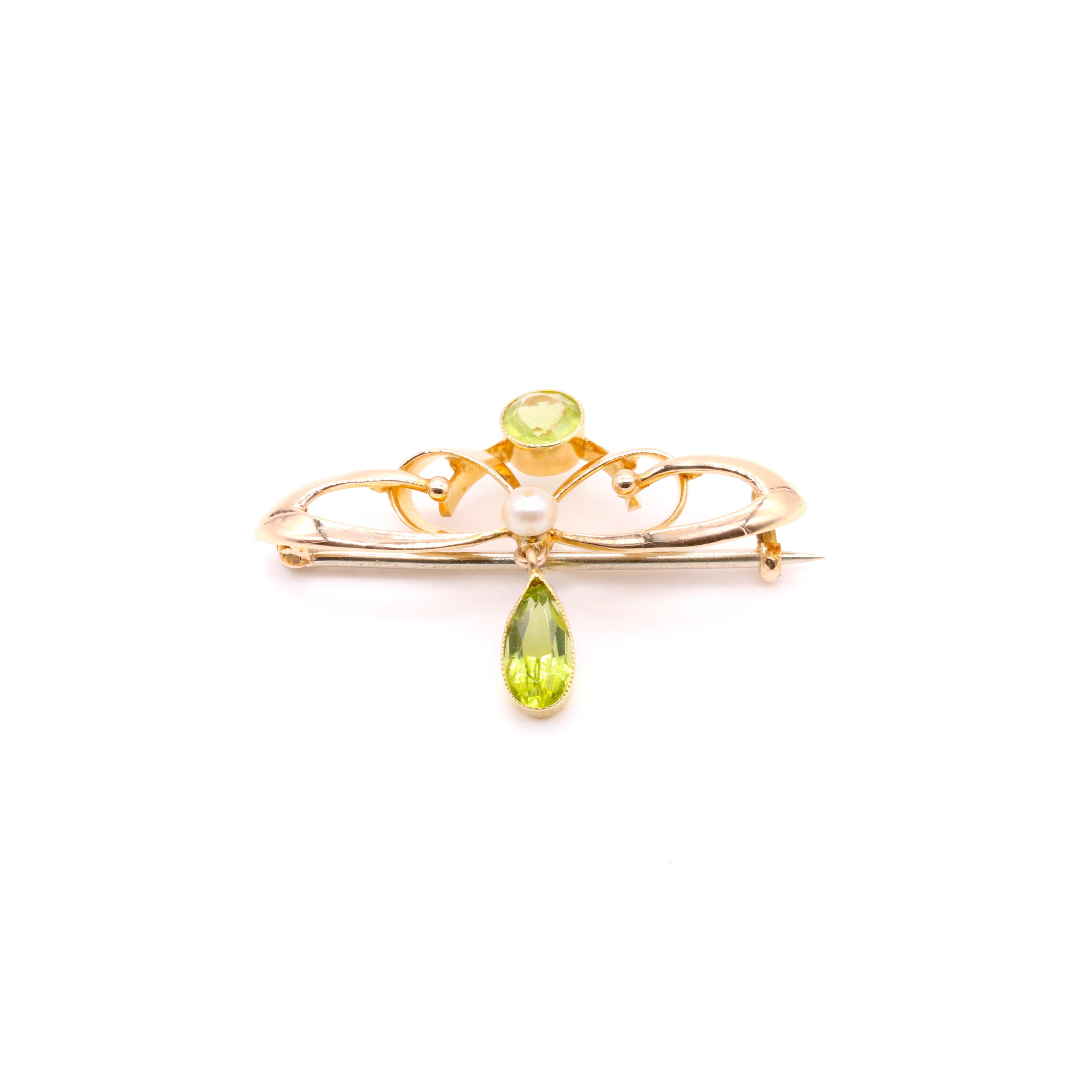 Antike Jugendstil-Brosche aus 15 Karat Gelbgold mit Peridot und Perlen, im Originalgehäuse (Tropfenschliff) im Angebot