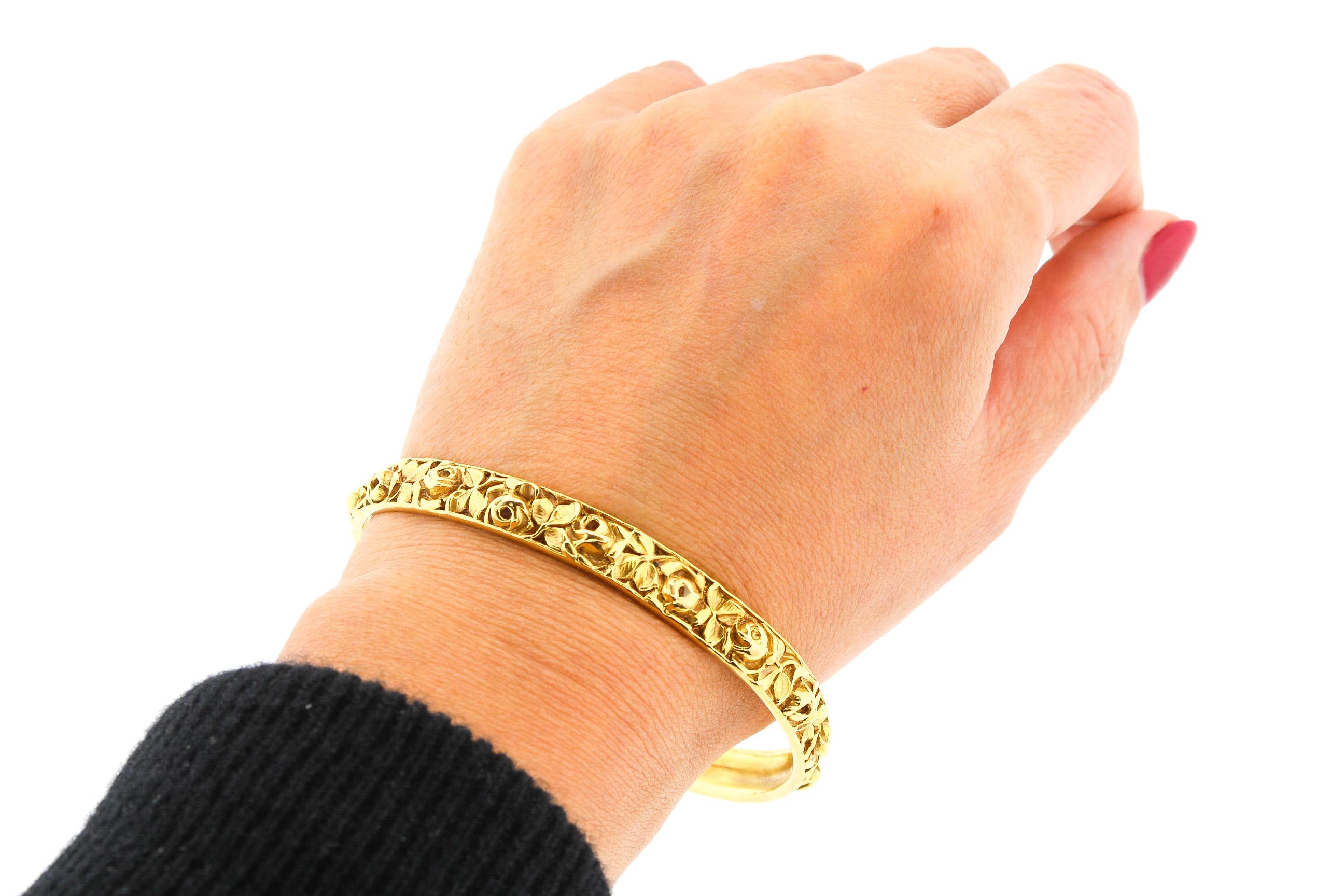 Wunderschön geschnitzter Jugendstil-Armreif aus 18k Gelbgold, um 1900. Dieses massive Armband hat ein Rosen- und Blattmuster, das sich um das ganze Armband herumzieht. Das Armband ist wahrscheinlich französisch, obwohl es keine Punzen mehr gibt,