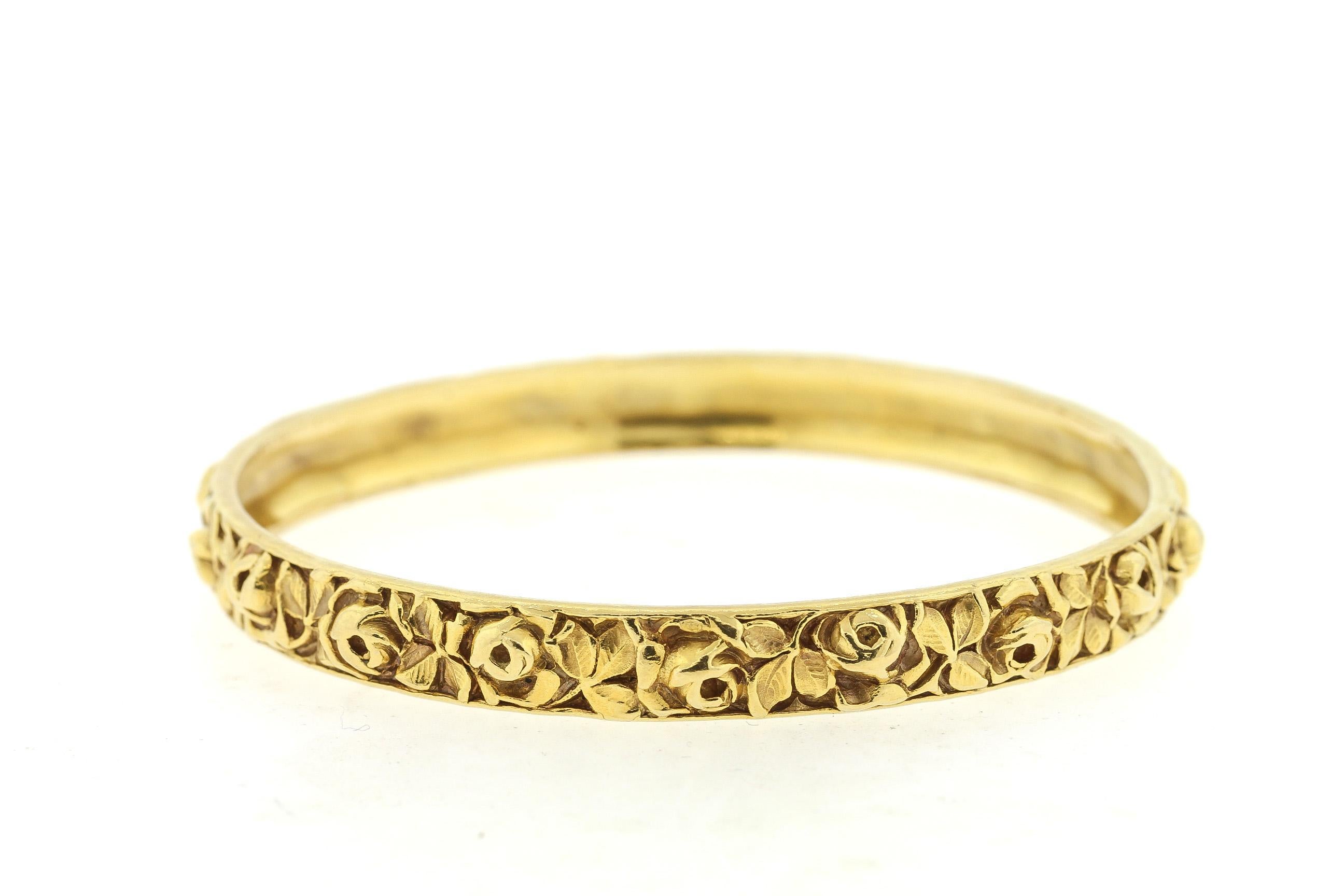 Antiker Jugendstil-Armreif aus 18 Karat geschnitztem Gold im Zustand „Gut“ in New York, NY