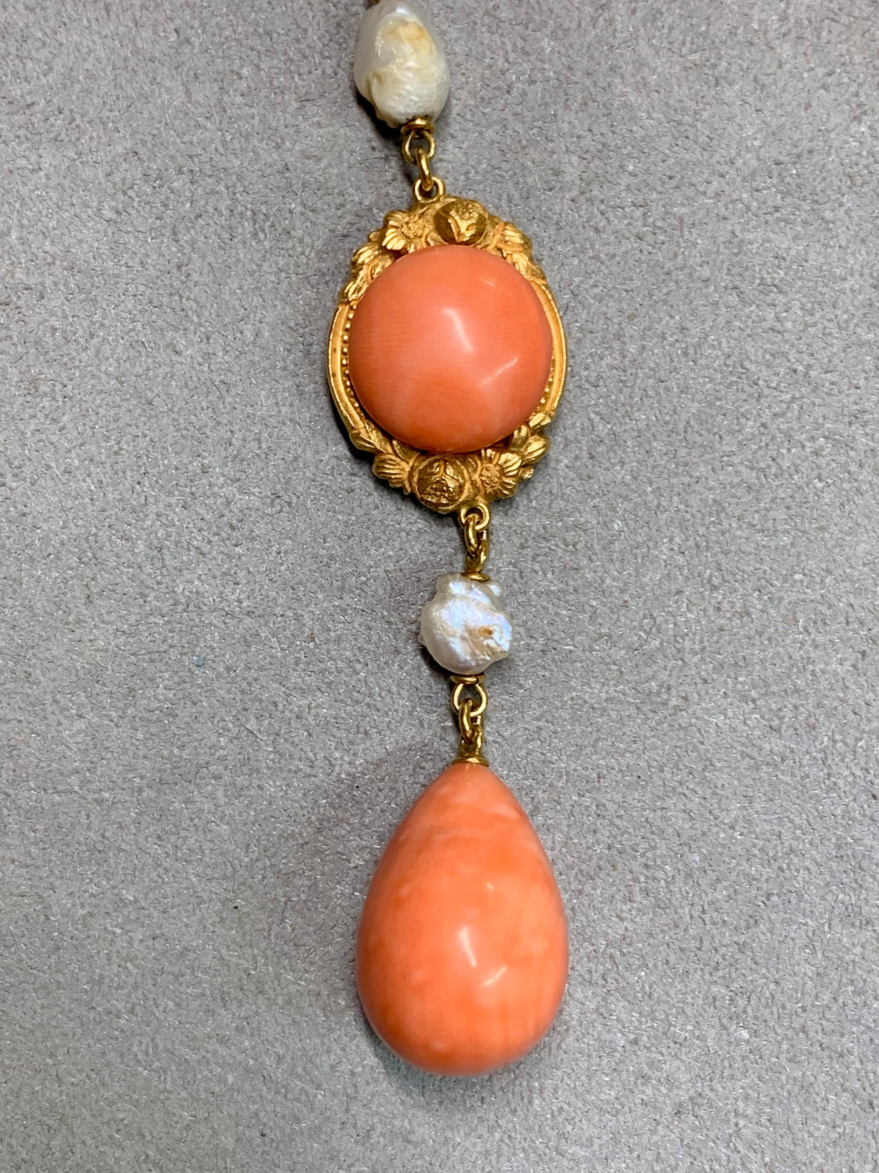 
Un exquis collier original Art nouveau, réalisé avec un art raffiné et une élégance intemporelle. La partie principale est réalisée en or jaune 18 carats et présente des motifs floraux et feuillus complexes qui encadrent chaque pierre précieuse
