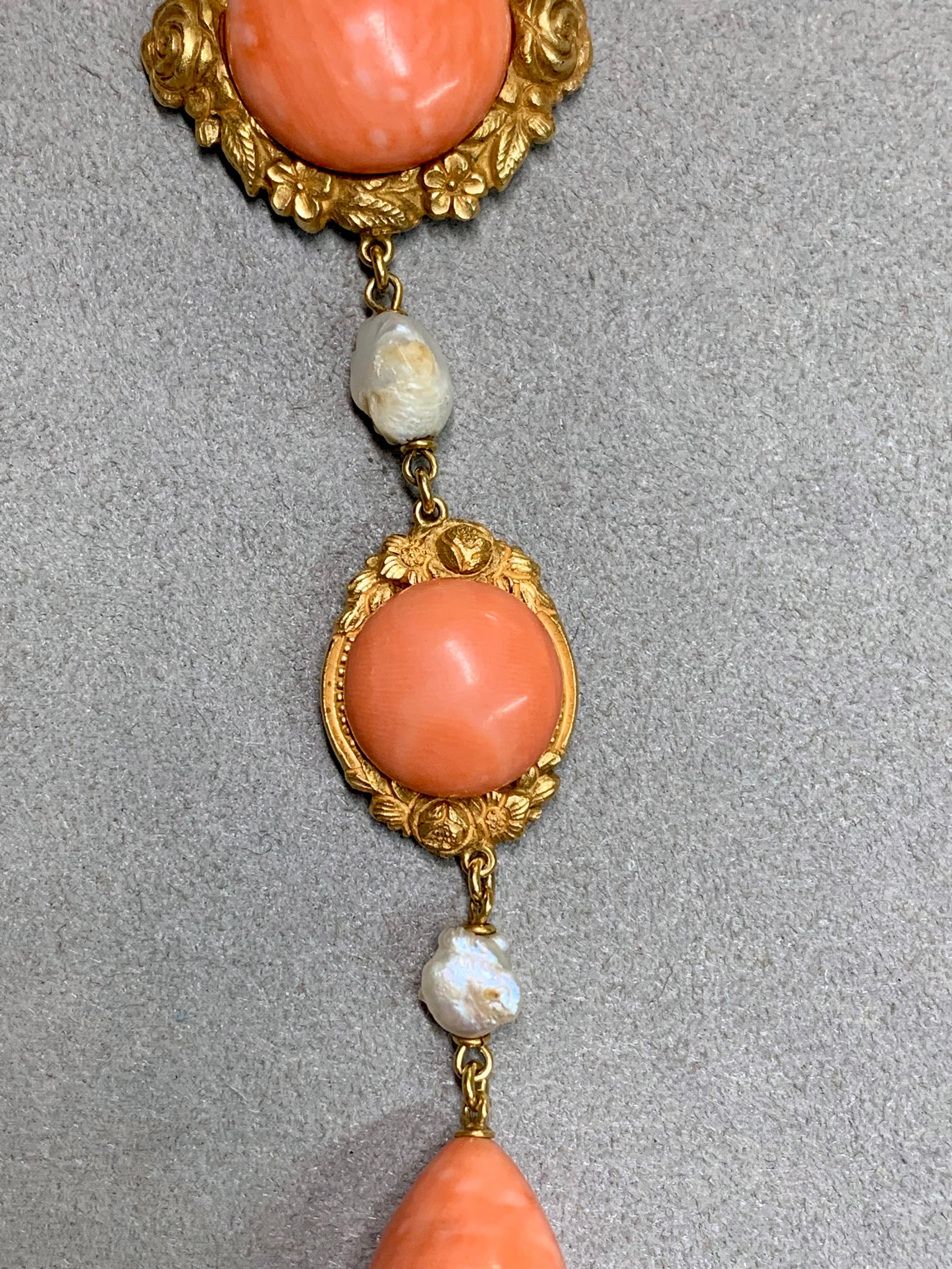 Art nouveau Antique Art Nouveau 18K Motif Floral Cabochon Corail Rose Perle Y - Collier de Pendaison en vente