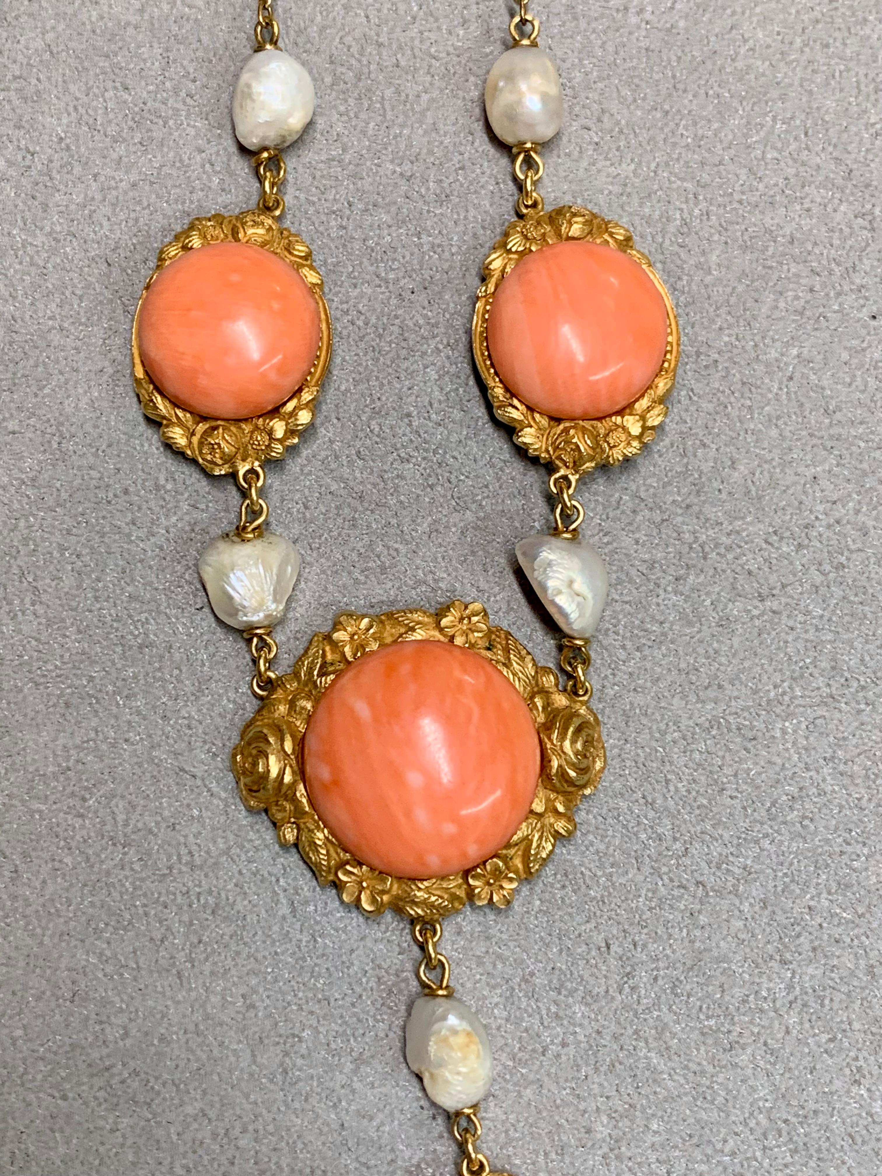 Taille cabochon Antique Art Nouveau 18K Motif Floral Cabochon Corail Rose Perle Y - Collier de Pendaison en vente