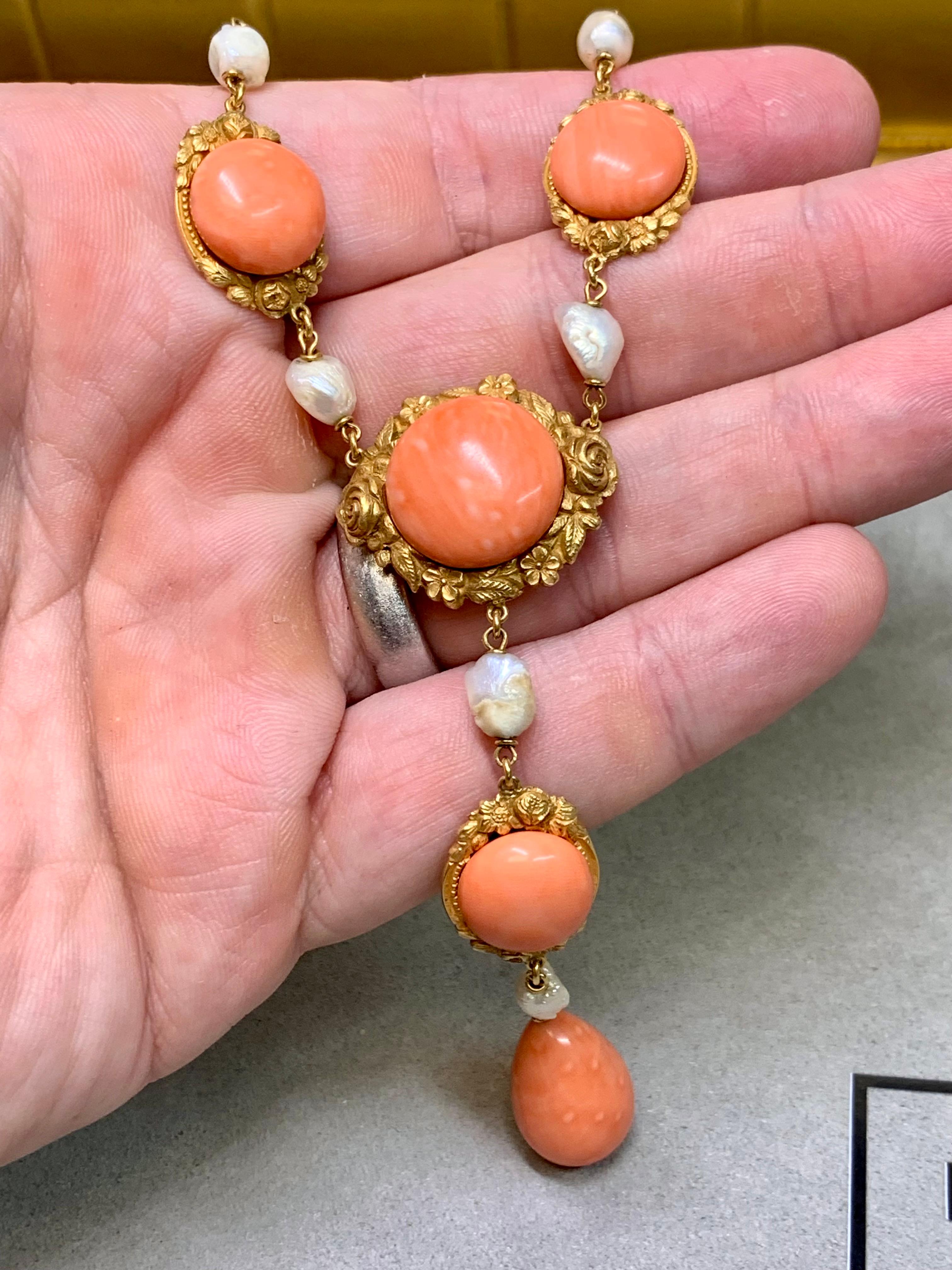 Antique Art Nouveau 18K Motif Floral Cabochon Corail Rose Perle Y - Collier de Pendaison Unisexe en vente