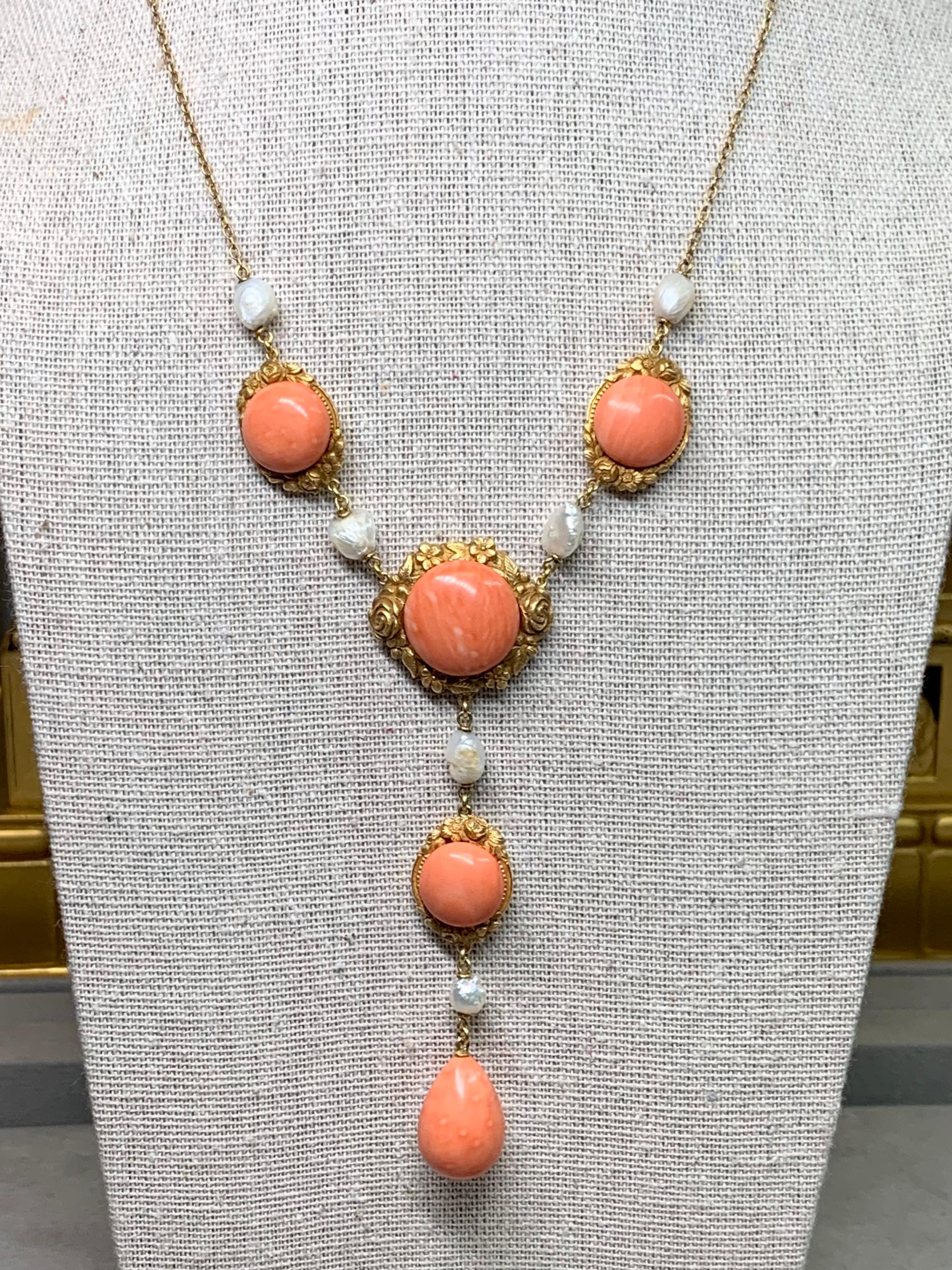 Antique Art Nouveau 18K Motif Floral Cabochon Corail Rose Perle Y - Collier de Pendaison en vente 1