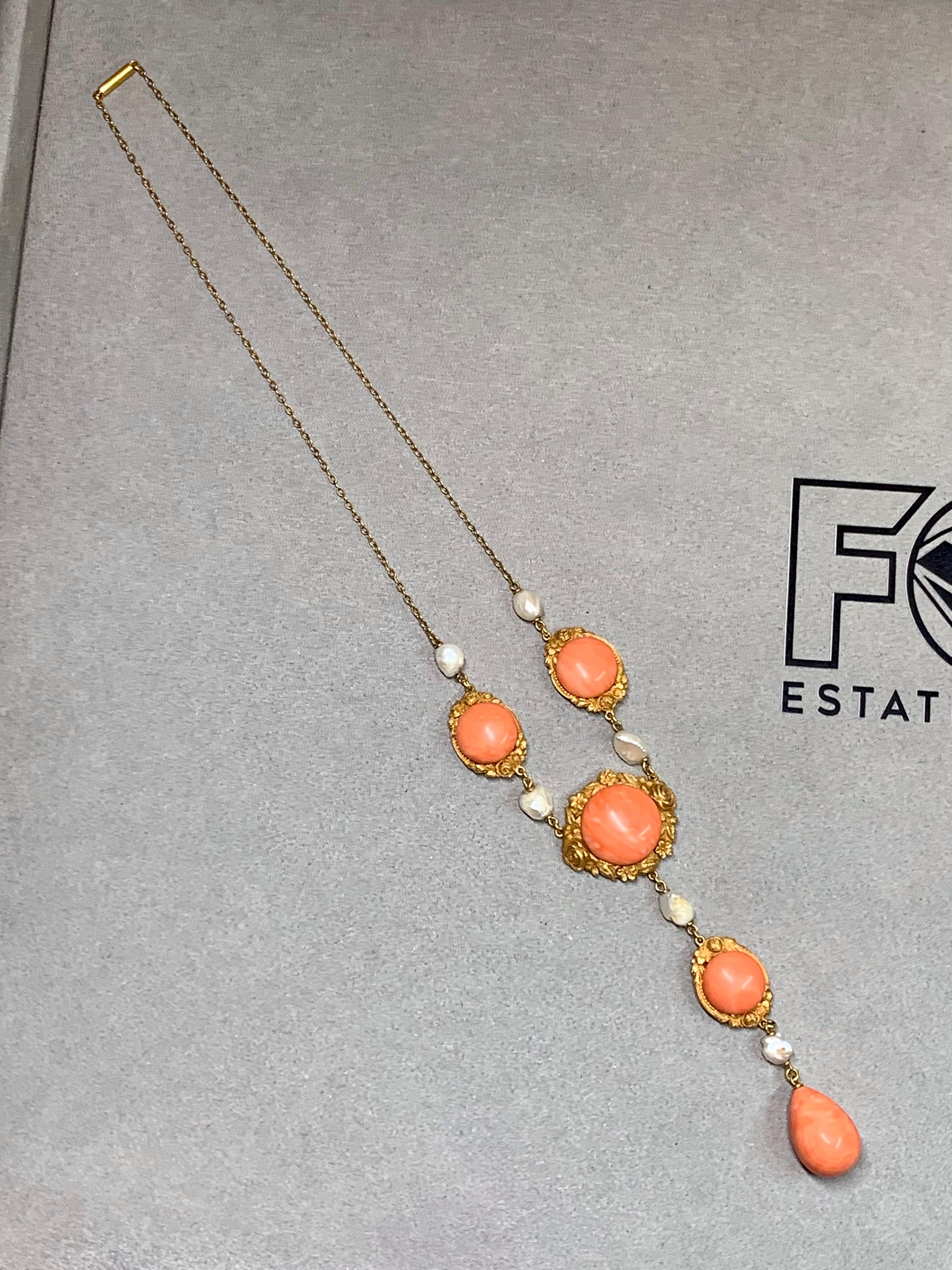 Antique Art Nouveau 18K Motif Floral Cabochon Corail Rose Perle Y - Collier de Pendaison en vente 2