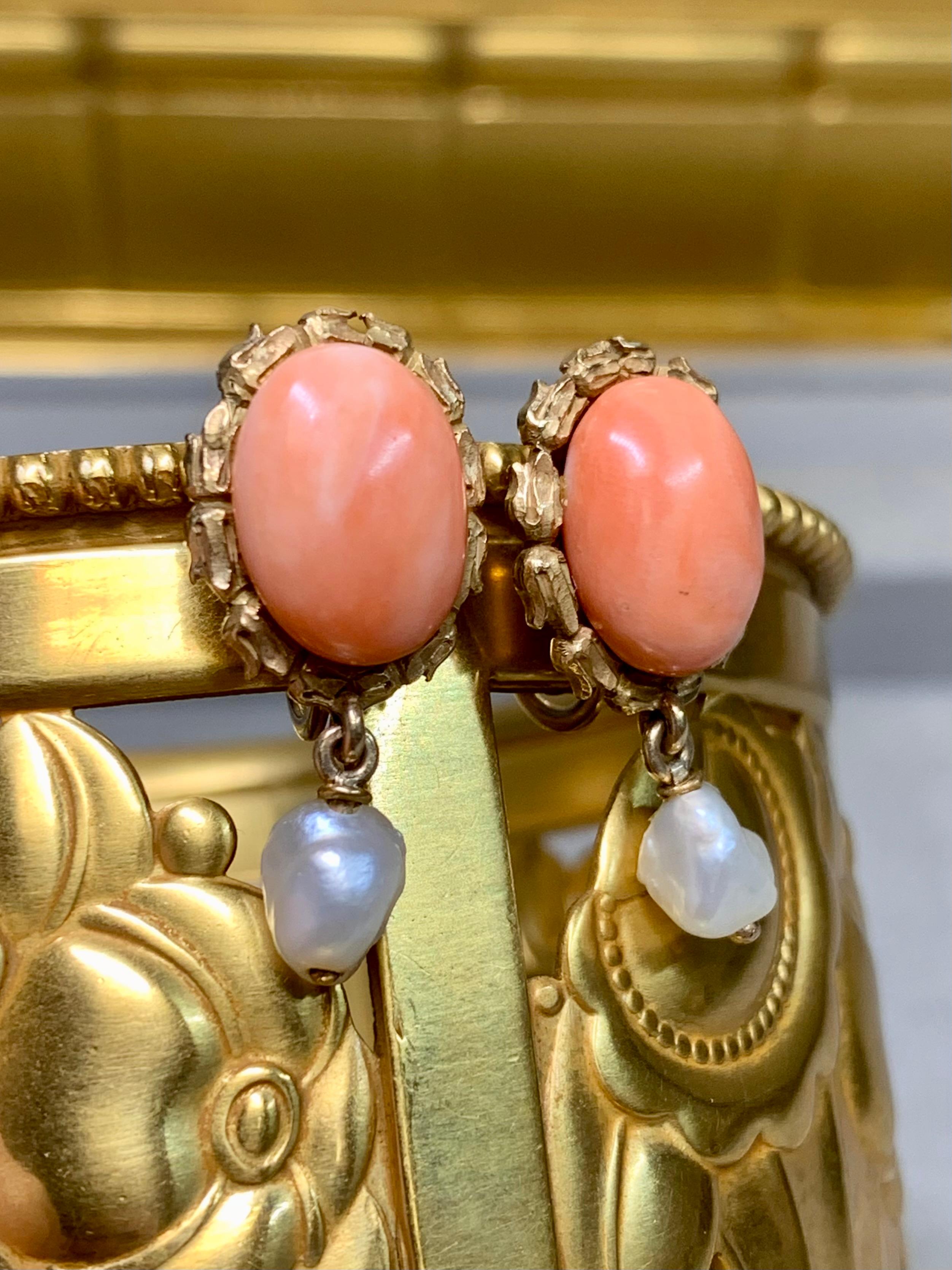 Art Nouveau Orecchini floreali con chiusura a vite in corallo rosa barocco 18 carati, Arte Antiques in vendita