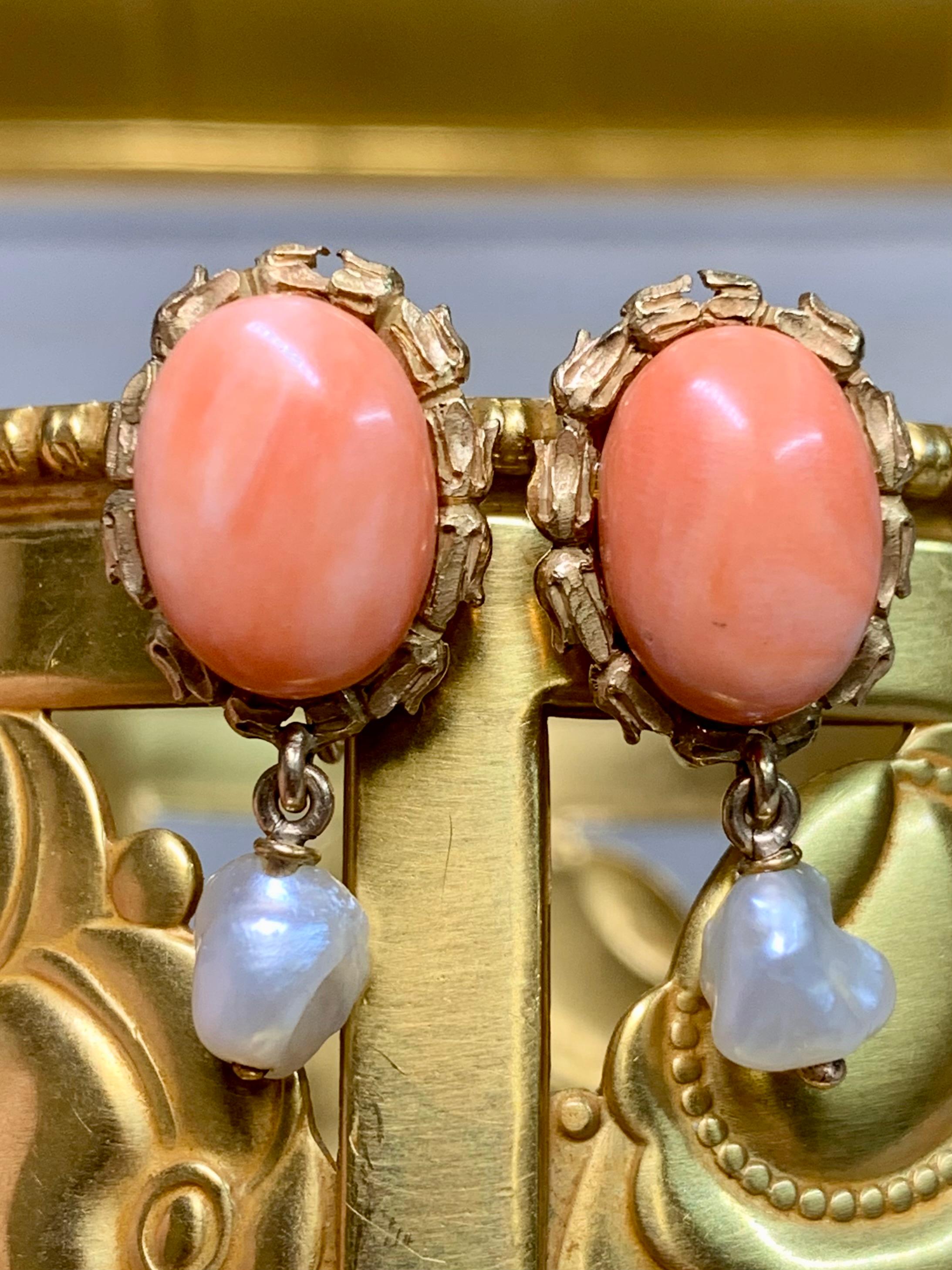 Burattato Orecchini floreali con chiusura a vite in corallo rosa barocco 18 carati, Arte Antiques in vendita