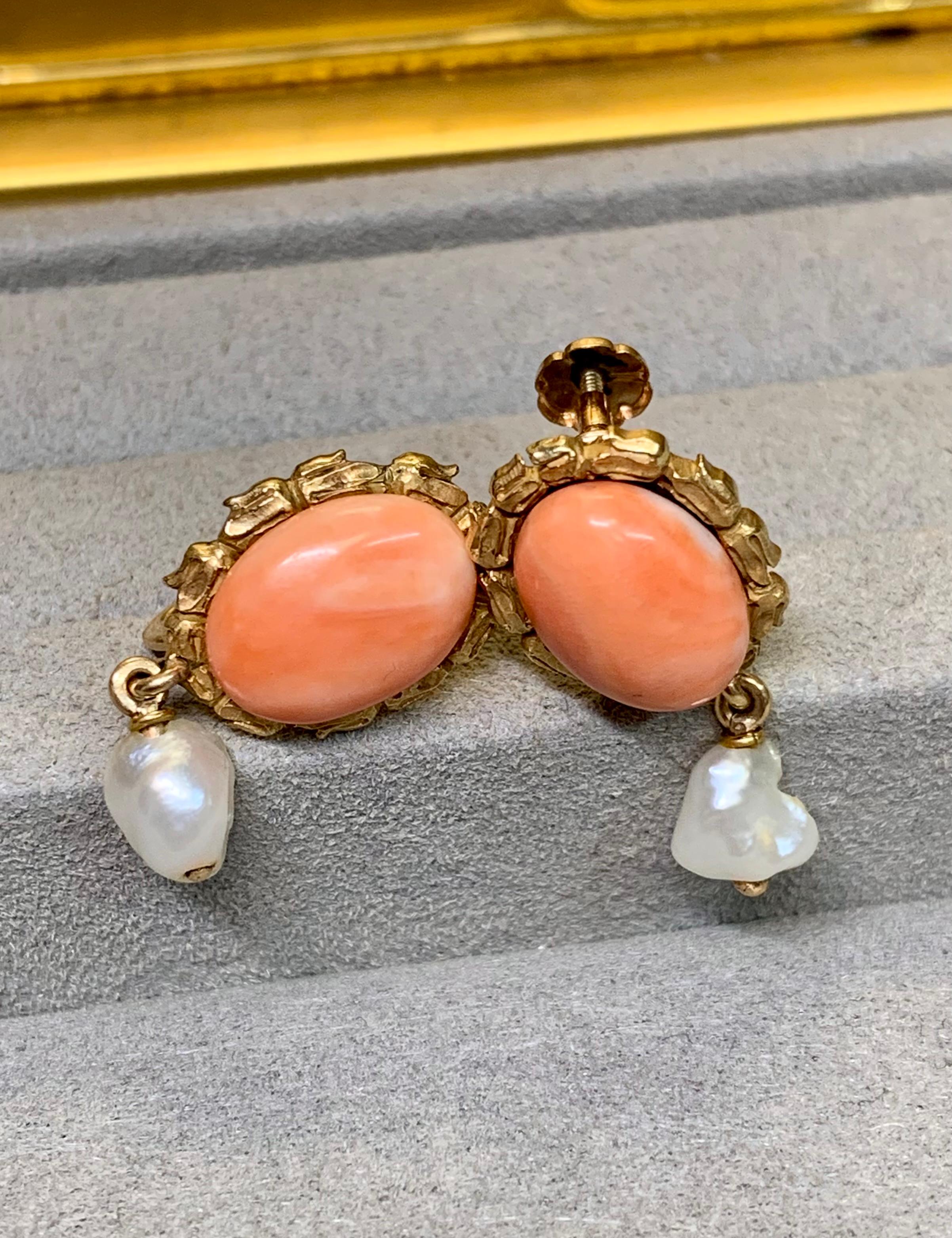 Orecchini floreali con chiusura a vite in corallo rosa barocco 18 carati, Arte Antiques In condizioni buone in vendita a Winter Springs, FL