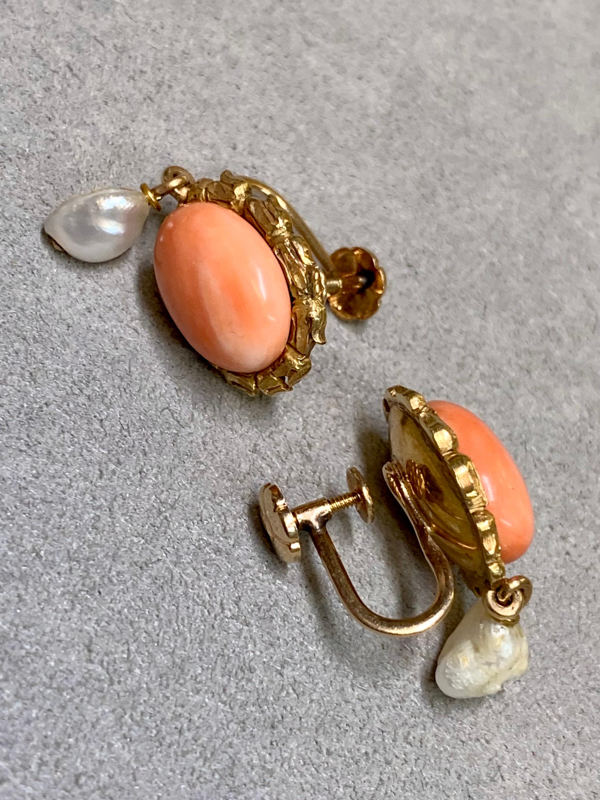 Orecchini floreali con chiusura a vite in corallo rosa barocco 18 carati, Arte Antiques in vendita 1