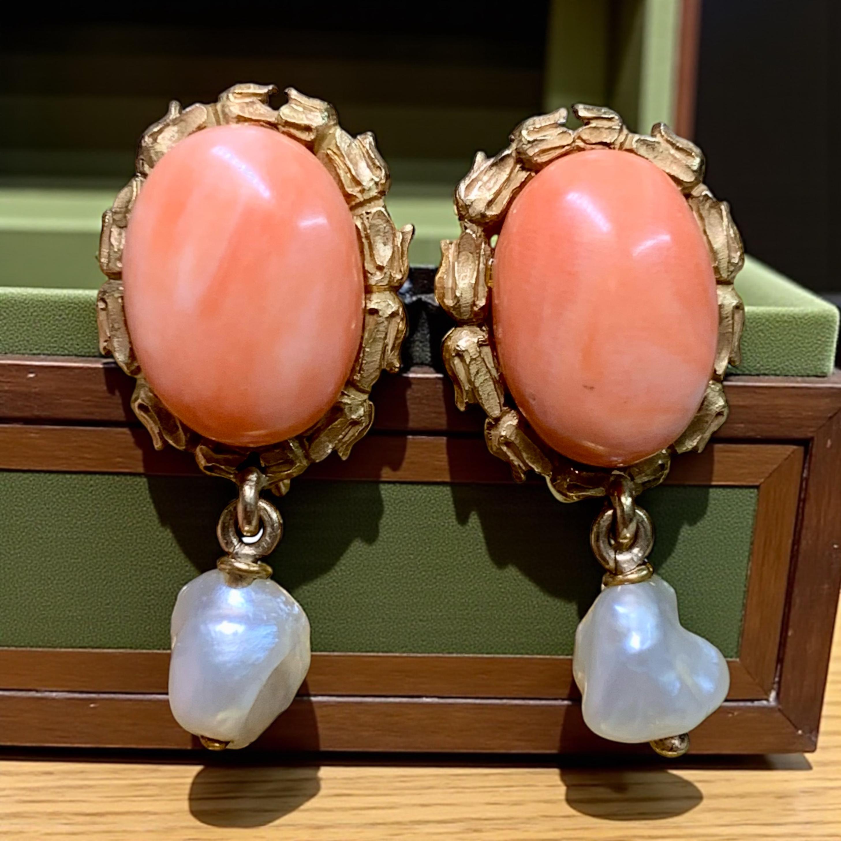 Orecchini floreali con chiusura a vite in corallo rosa barocco 18 carati, Arte Antiques in vendita 3