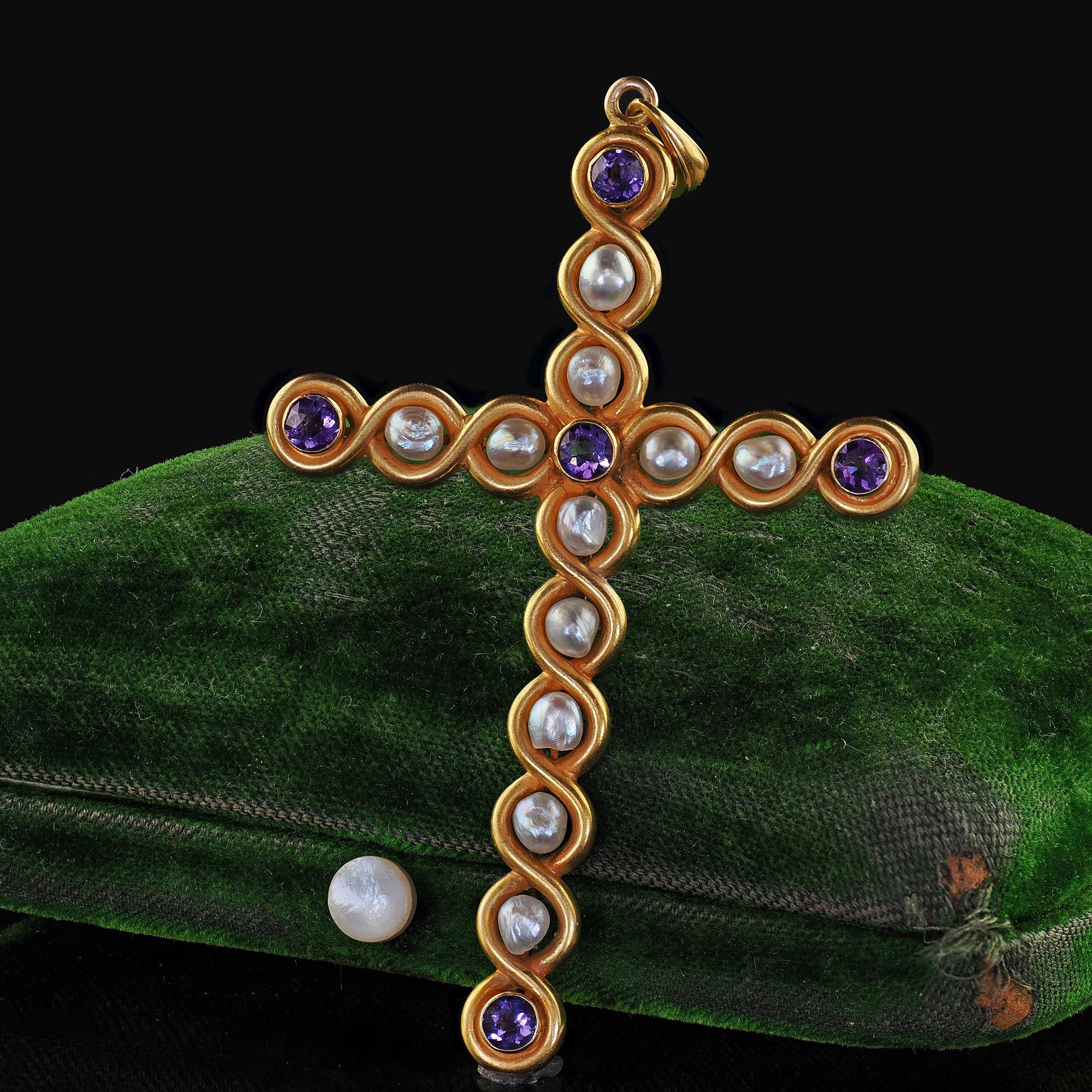 Precioso Colgante de oro amarillo de 18 quilates de estilo Art Nouveau antiguo con amatista y cruz de perlas. Este precioso colgante en forma de cruz Art Nouveau está elaborado en oro amarillo de 18 quilates. Esta preciosa cruz tiene perlas de río