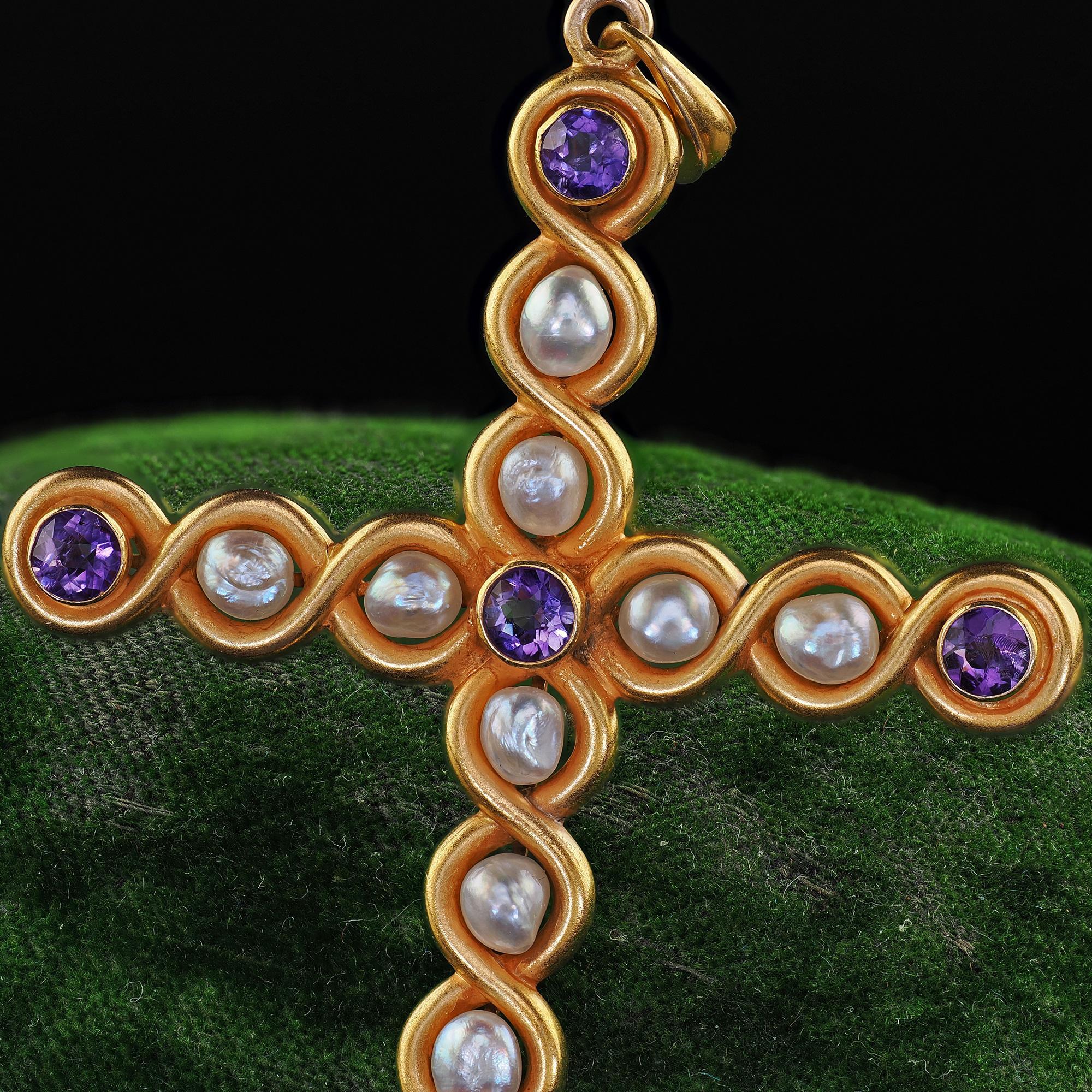 Colgante cruz de amatista y perla de oro amarillo de 18 quilates Art Nouveau antiguo en Bueno estado para la venta en Great Neck, NY
