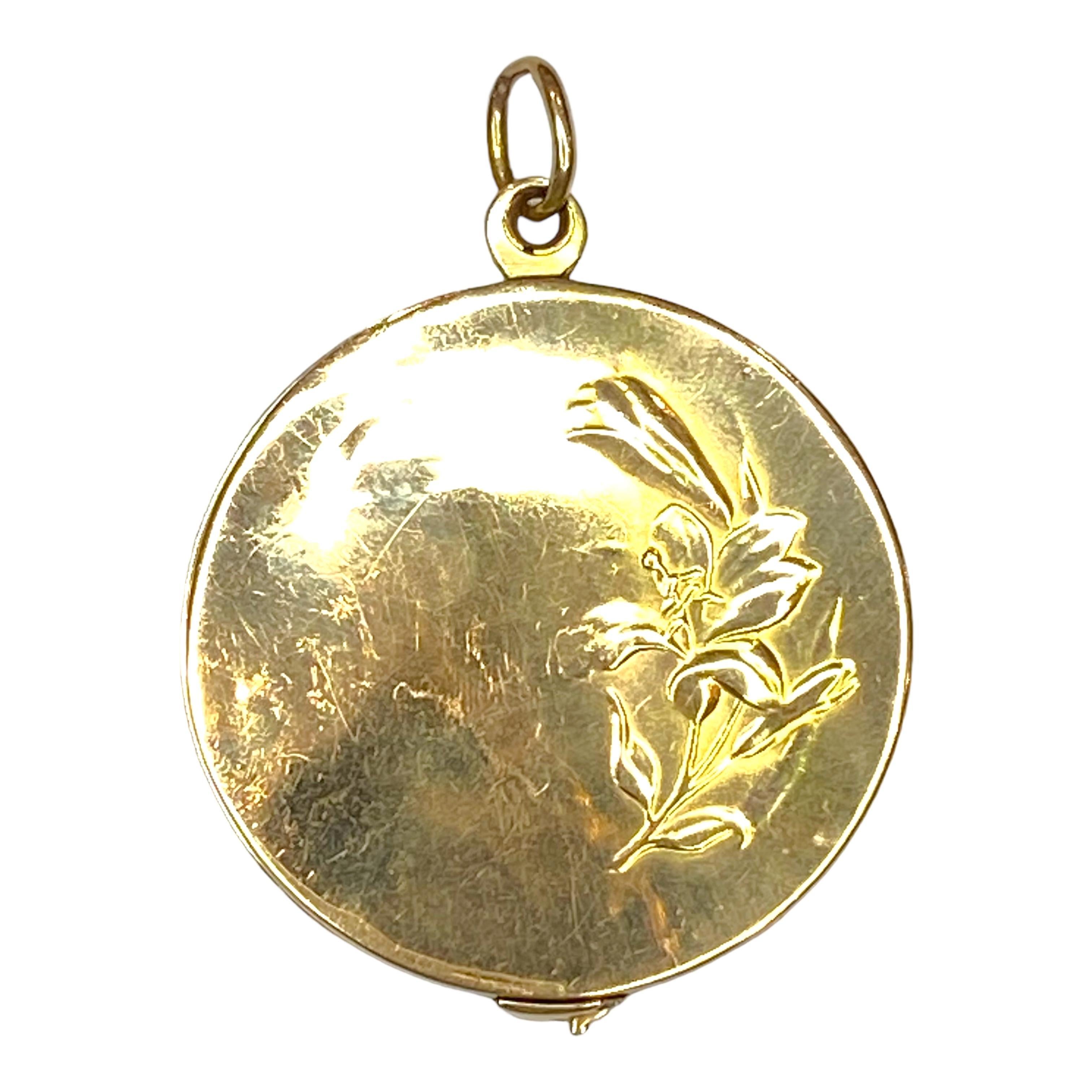 Bellissimo pezzo d'antiquariato dell'epoca Art Nouveau. Realizzato in oro giallo 18 carati, presenta un design repoussé con accenti a scorrimento di una principessa reale e della sua corona con diamanti antichi taglio rosa sul davanti e uno stelo di