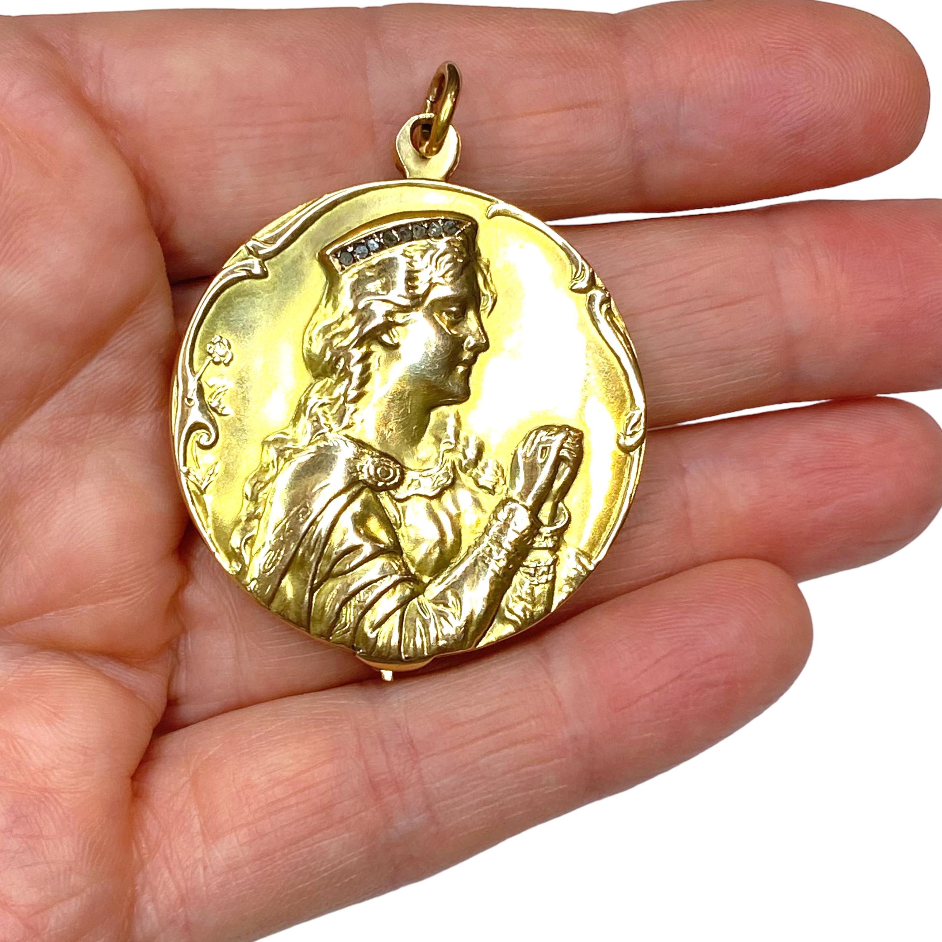 Antico medaglione Art Nouveau in oro giallo 18 carati e diamanti in vendita 1