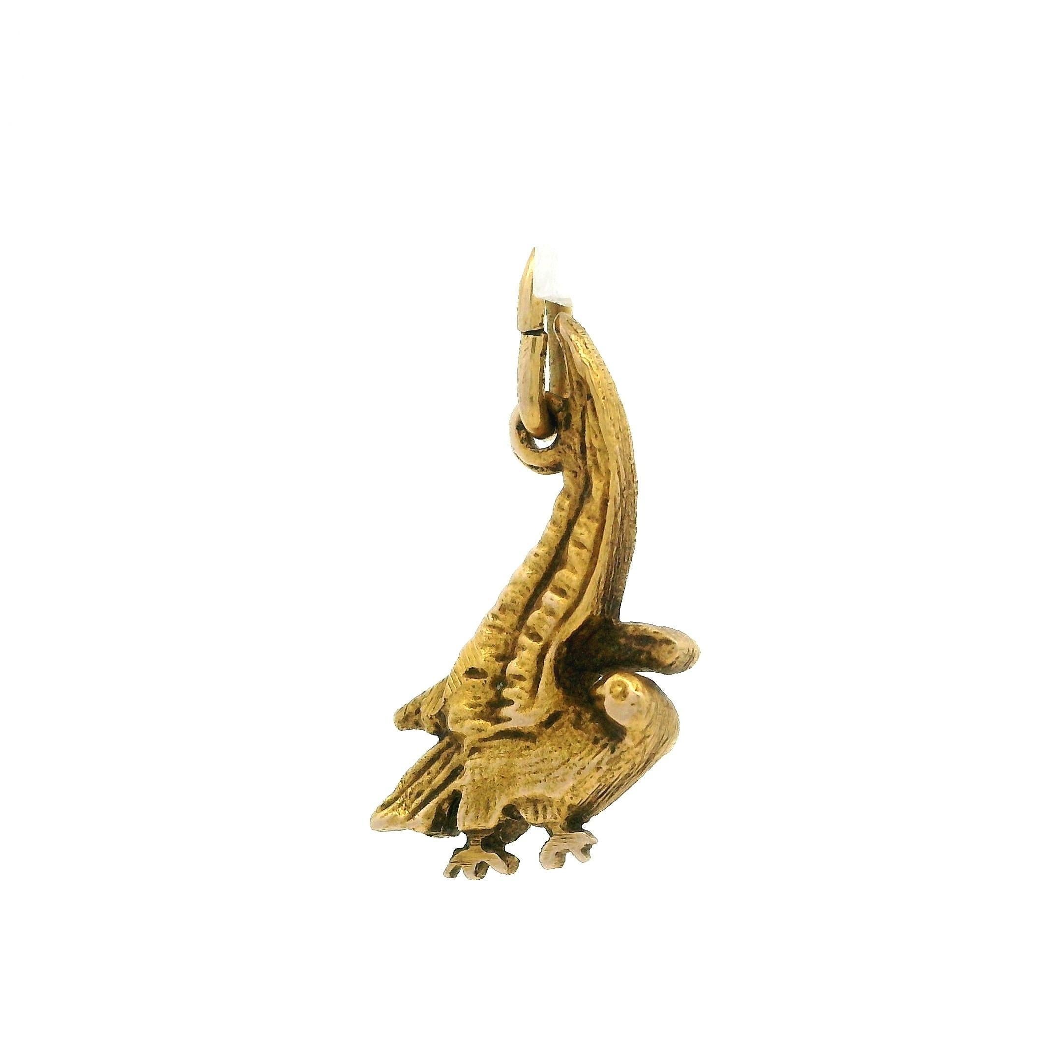 Antike Art Nouveau 18K Gelbgold Detaillierte Adler Collectible Charme Anhänger (Art nouveau) im Angebot
