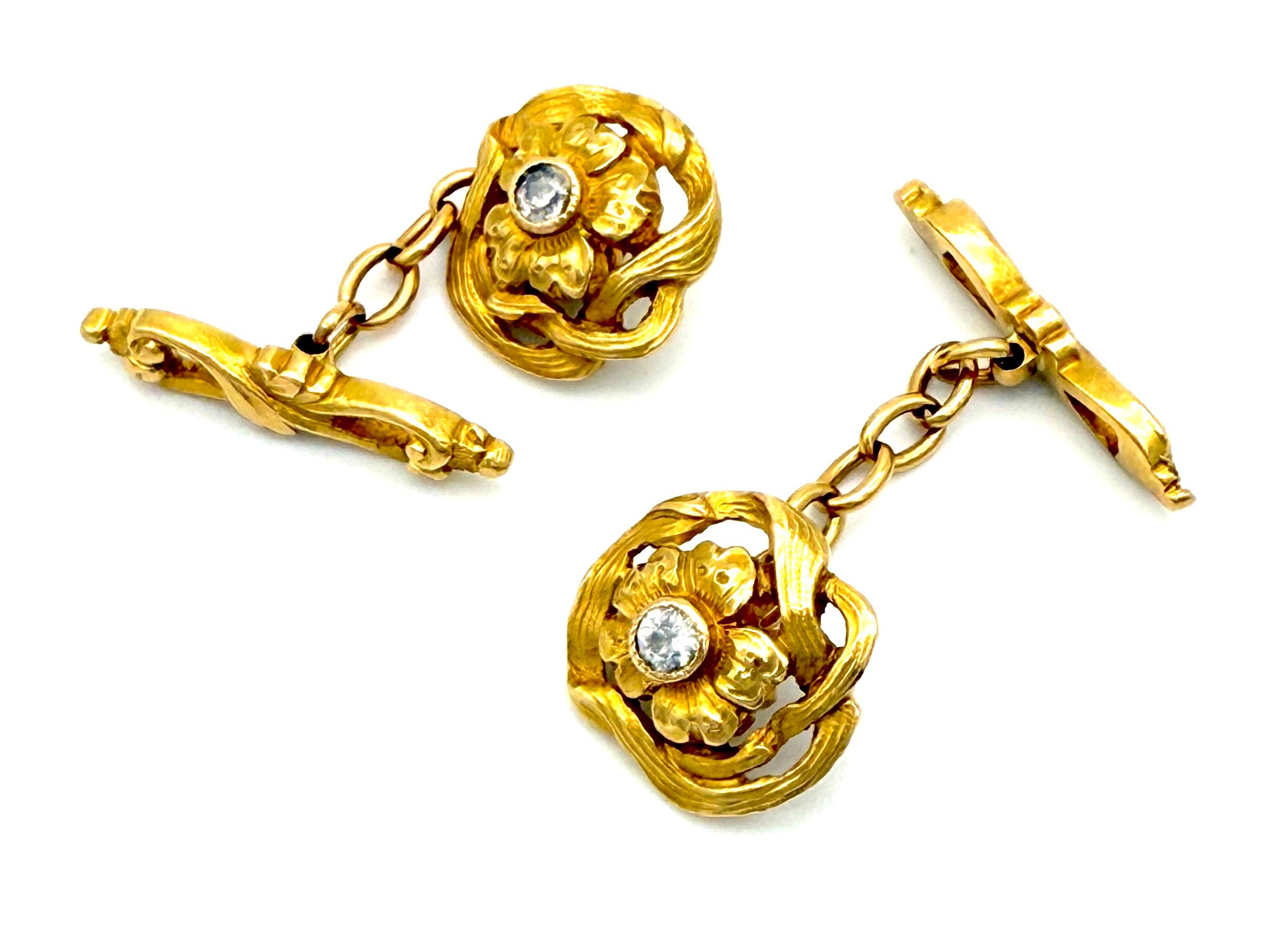 Questa coppia di gemelli è stata creata nel 1895 circa. I gemelli non sono marcati, ma sono stati classificati come oro 18 carati. I gemelli hanno due lati diversi. Un lato presenta anemoni intrecciati da steli di fiori stilizzati. Al centro dei