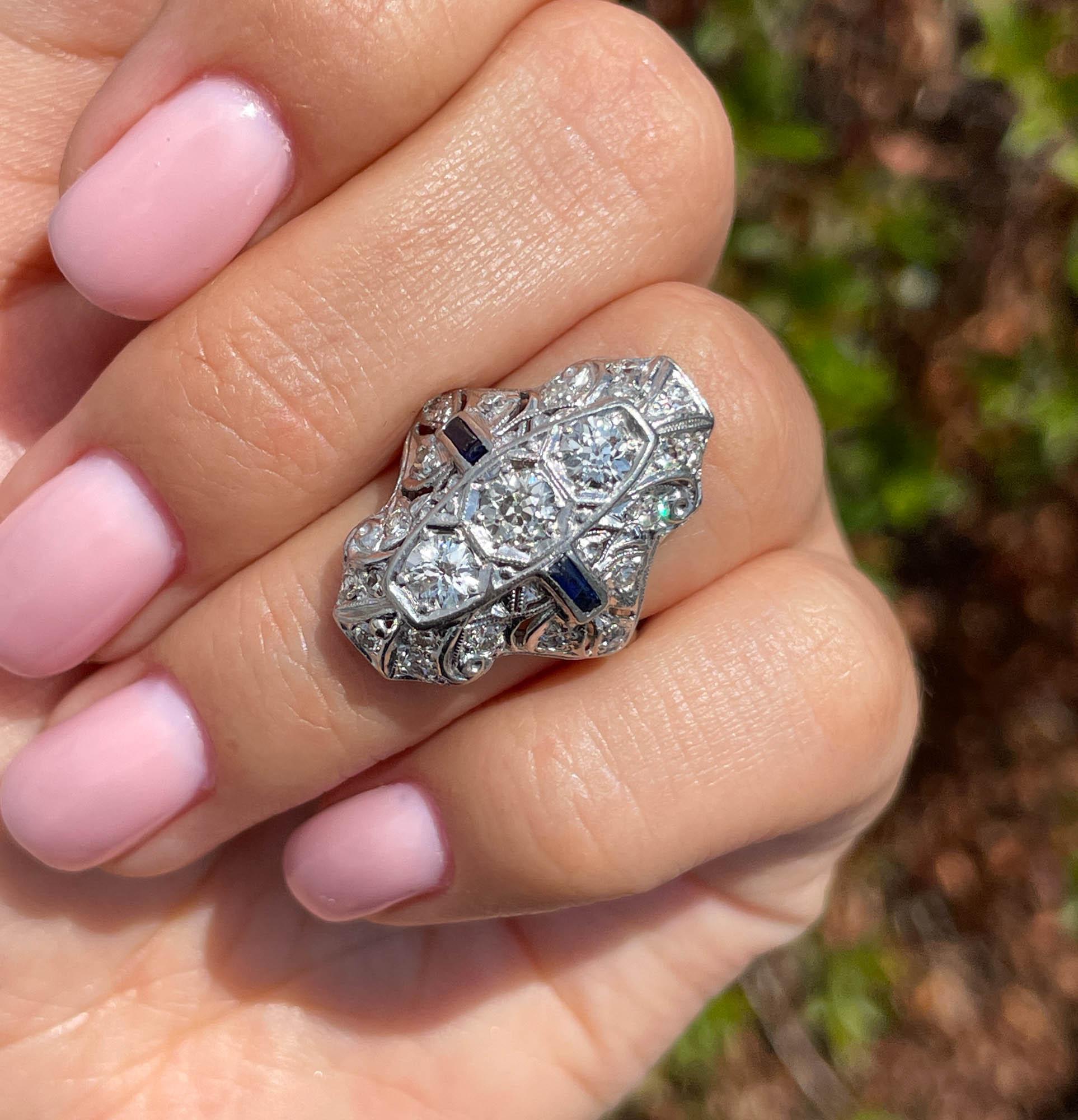 Arte Antiques CIRCA 1910s Old European Diamond Sapphire Platinum Cocktail Ring contient 3 grands diamants Old European sertis de petits diamants mixtes de taille ancienne tout autour ; le poids total estimé de tous les diamants est de 1,25