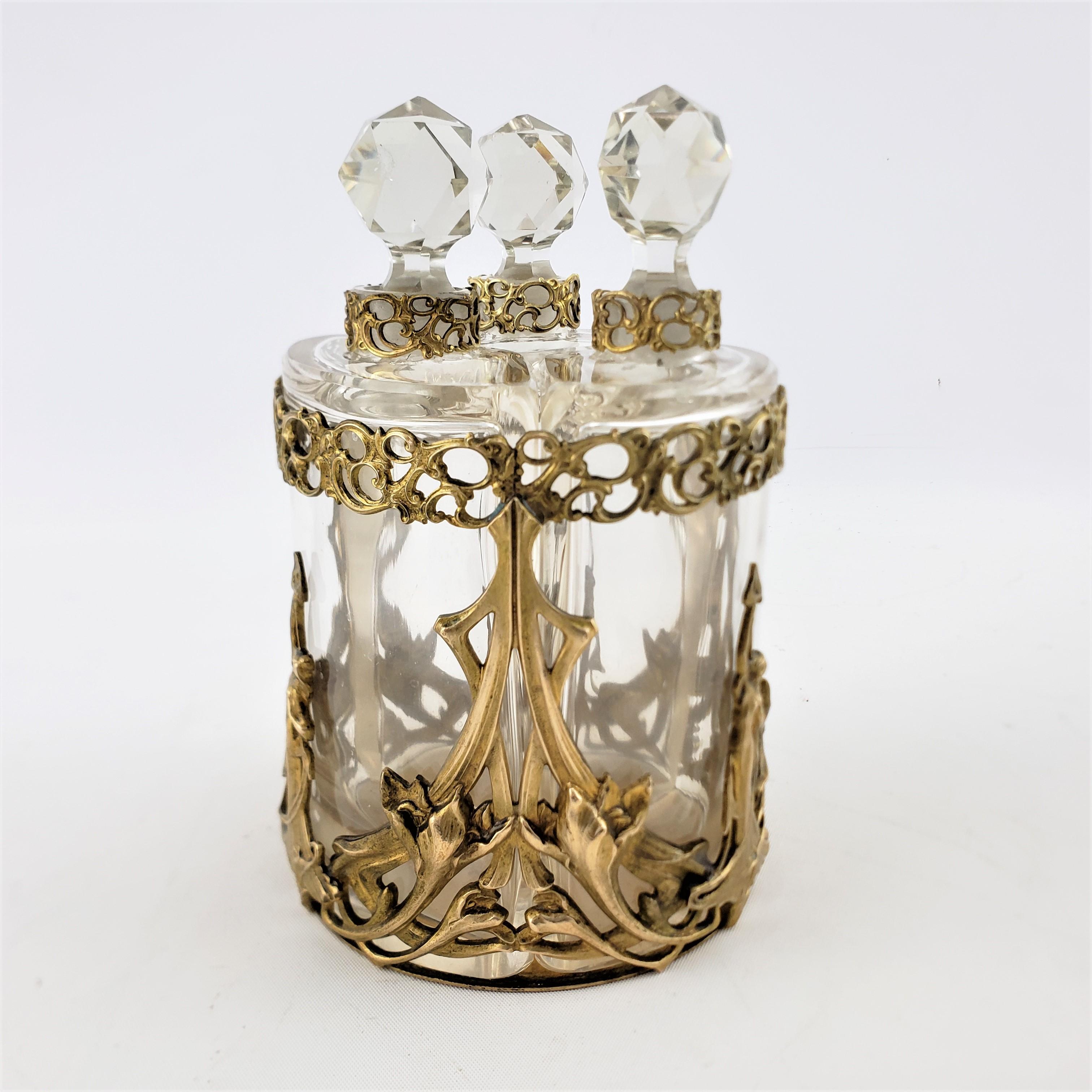 Art nouveau Ensemble de 3 flacons de parfum en verre Art Nouveau ancien avec motif de femme nue stylisée en vente