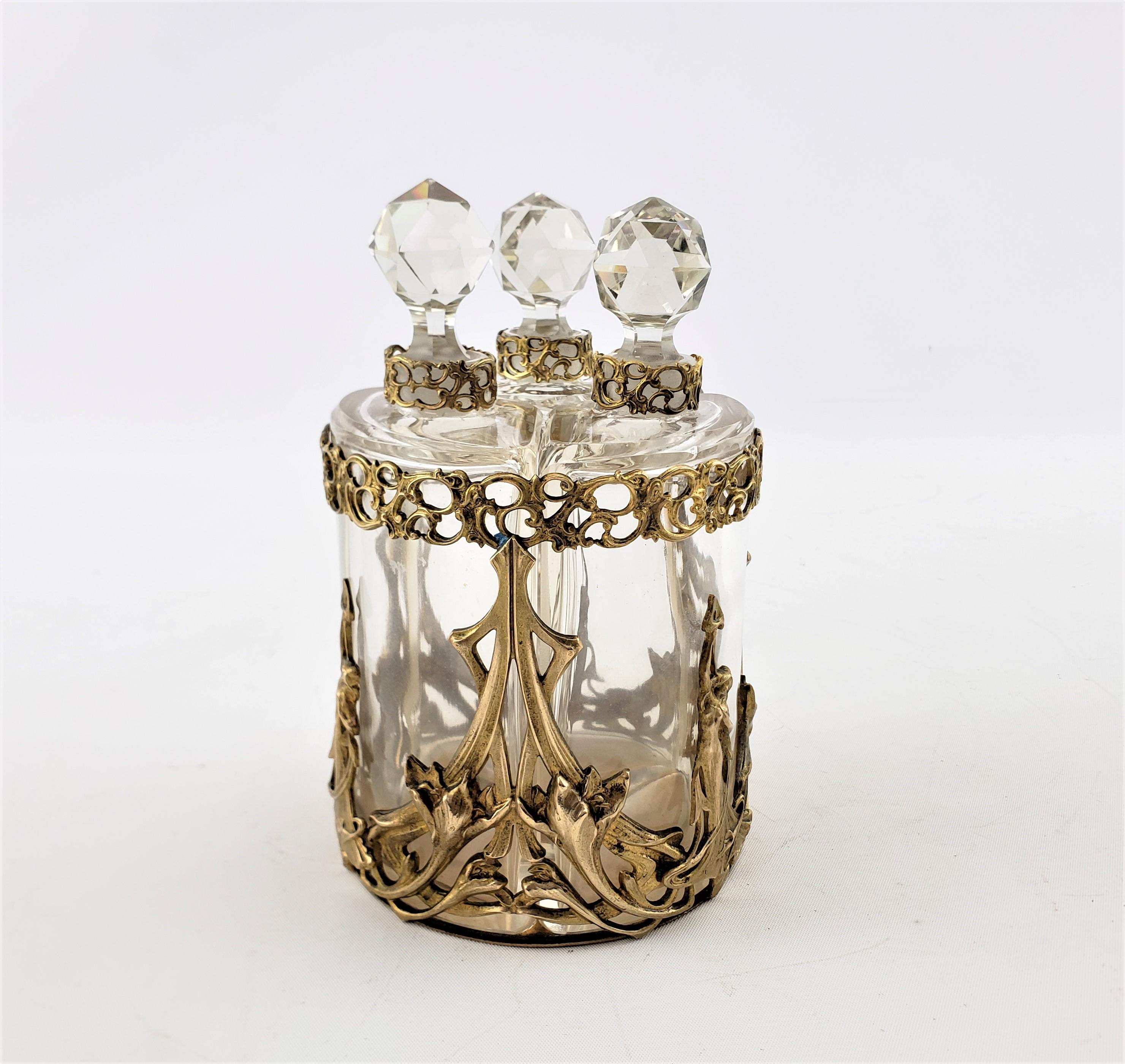 Moulage Ensemble de 3 flacons de parfum en verre Art Nouveau ancien avec motif de femme nue stylisée en vente