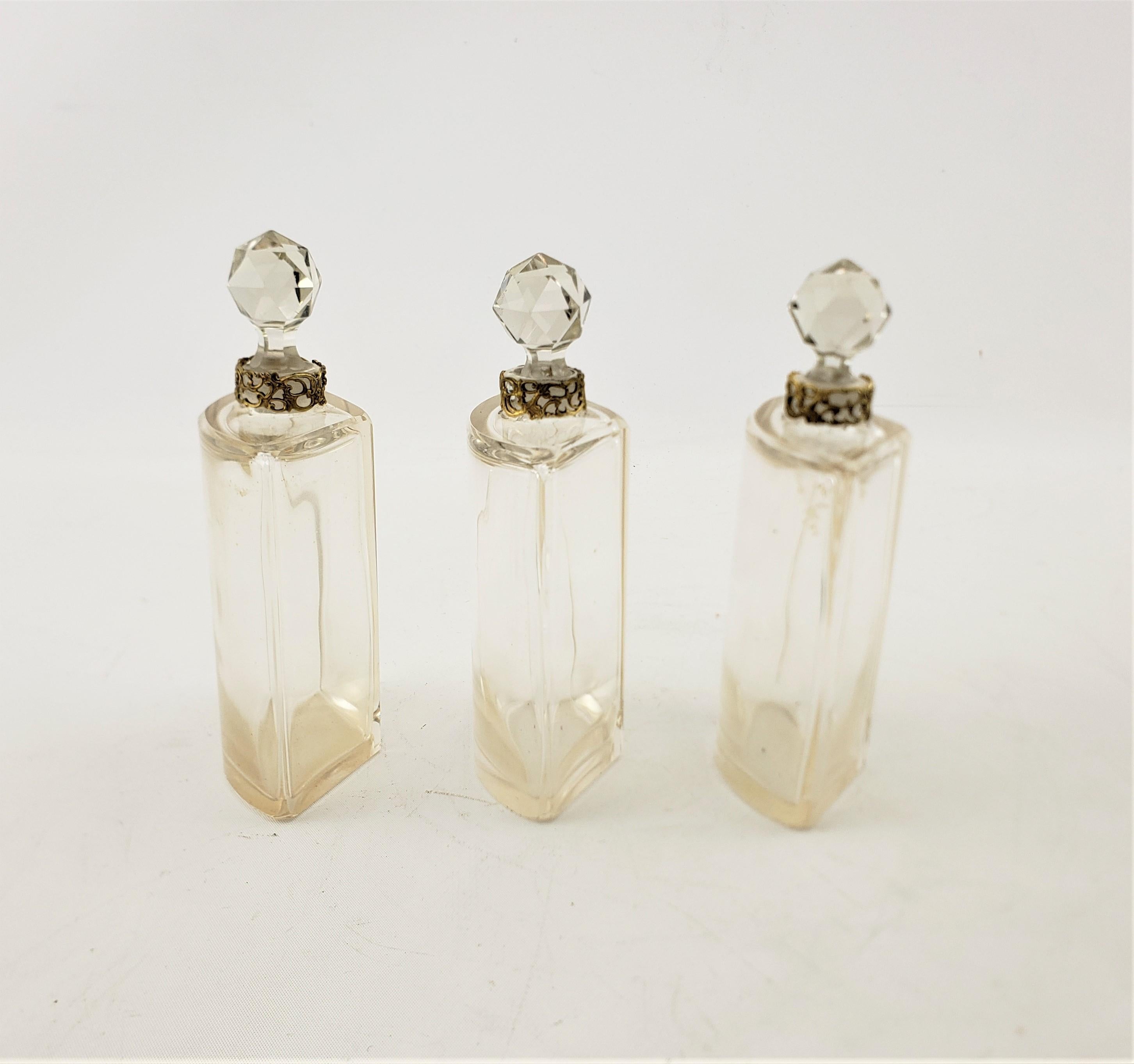 Bronze Ensemble de 3 flacons de parfum en verre Art Nouveau ancien avec motif de femme nue stylisée en vente