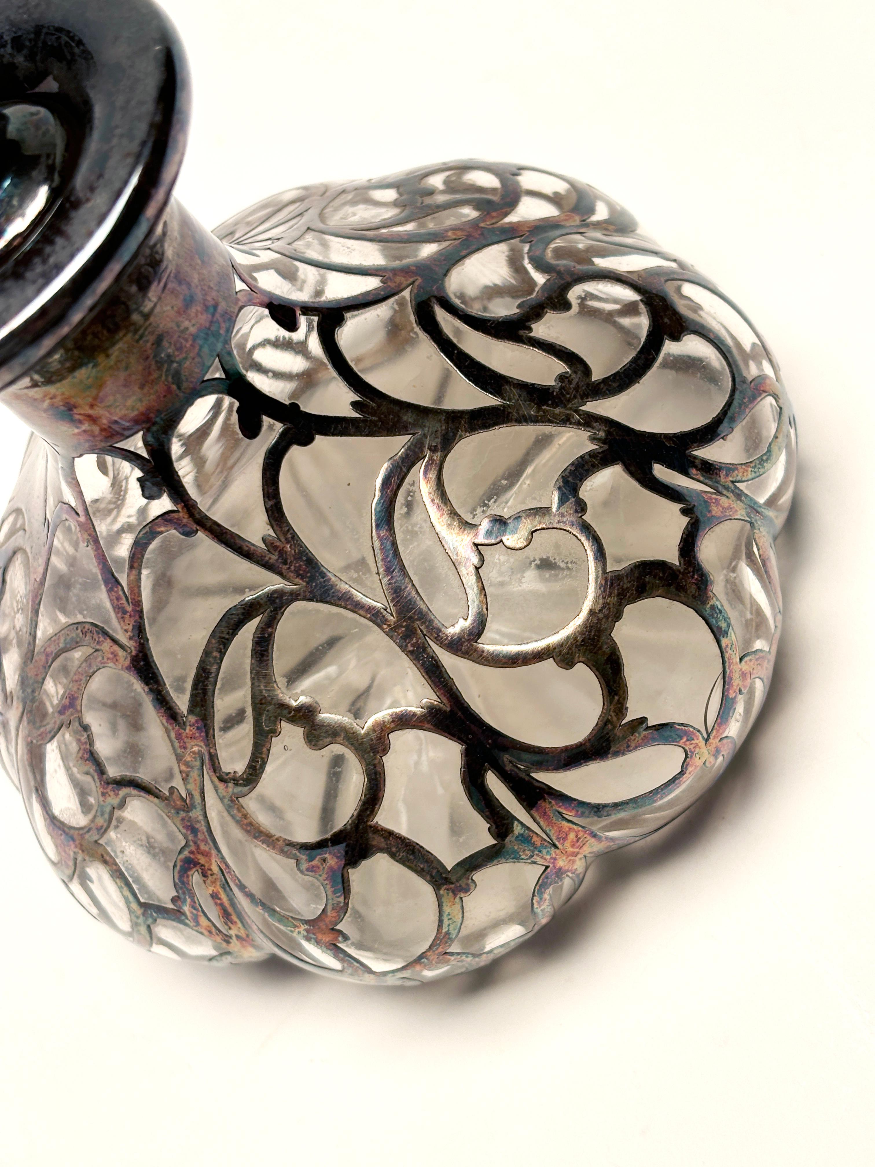 Antico flacone di profumo in vetro a 8 lobi in stile Art Nouveau con sovrapposizione d'argento, 1893 ca. in vendita 3