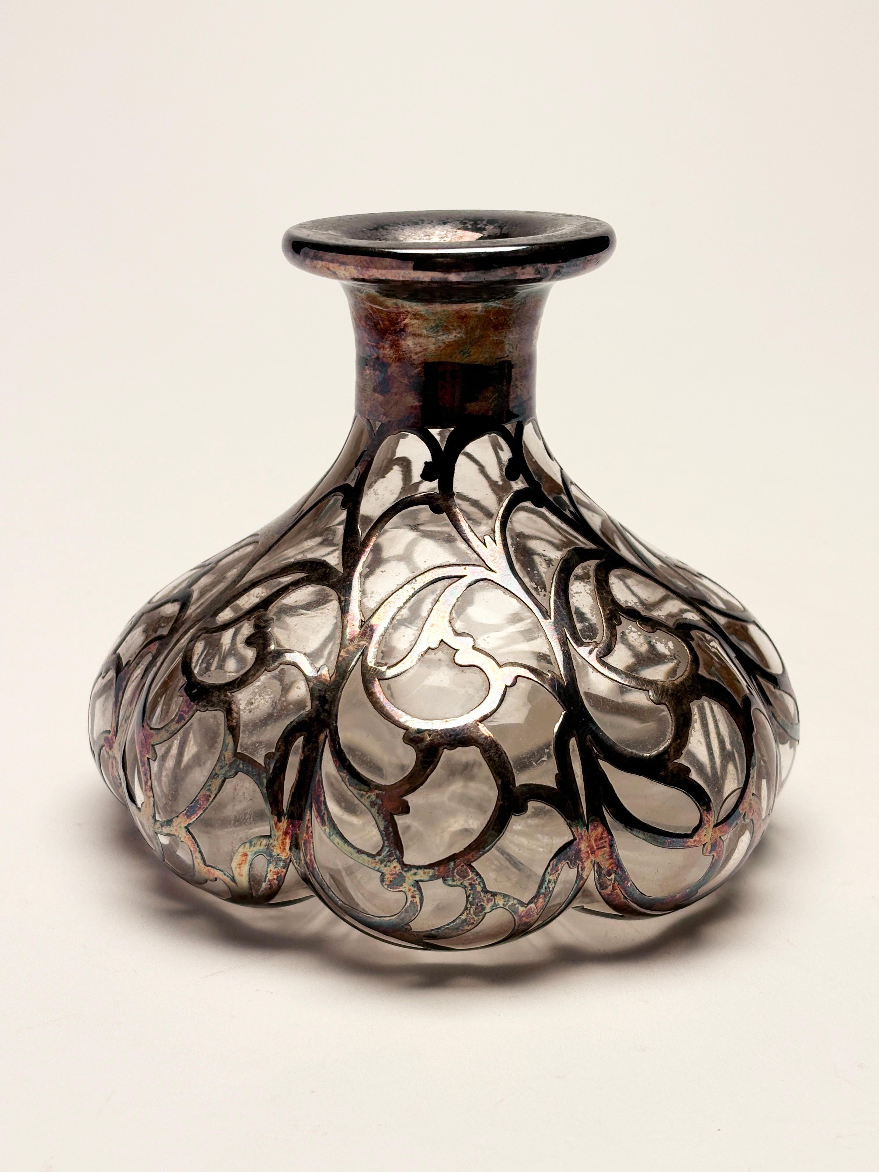Antico flacone di profumo in vetro a 8 lobi in stile Art Nouveau con sovrapposizione d'argento, 1893 ca. in vendita 7