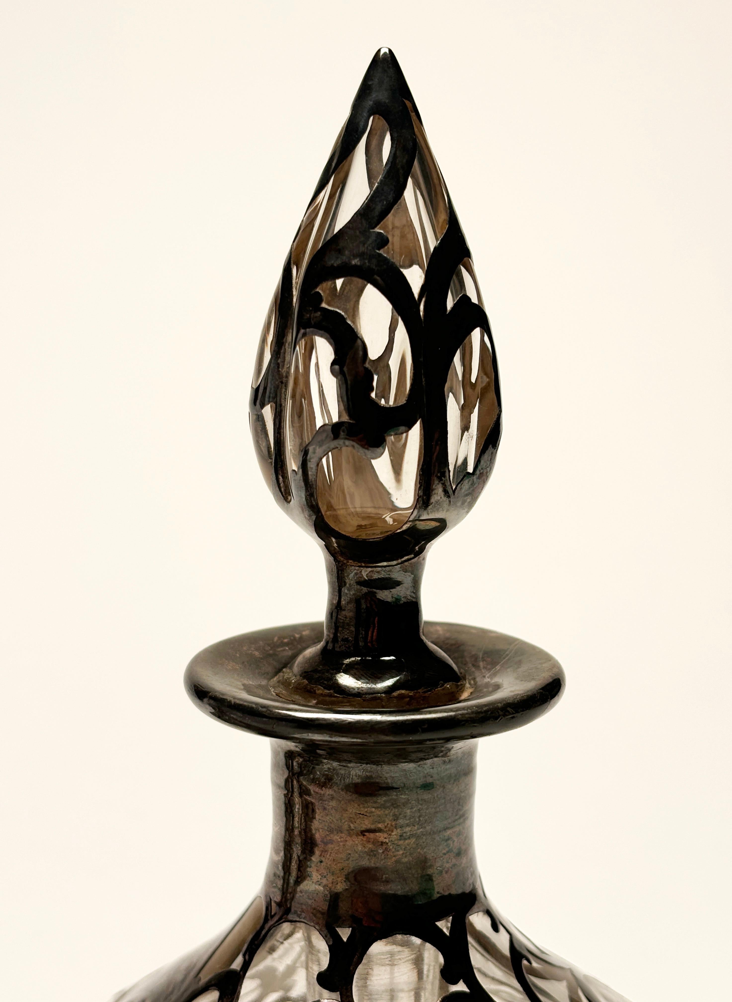 Francese Antico flacone di profumo in vetro a 8 lobi in stile Art Nouveau con sovrapposizione d'argento, 1893 ca. in vendita