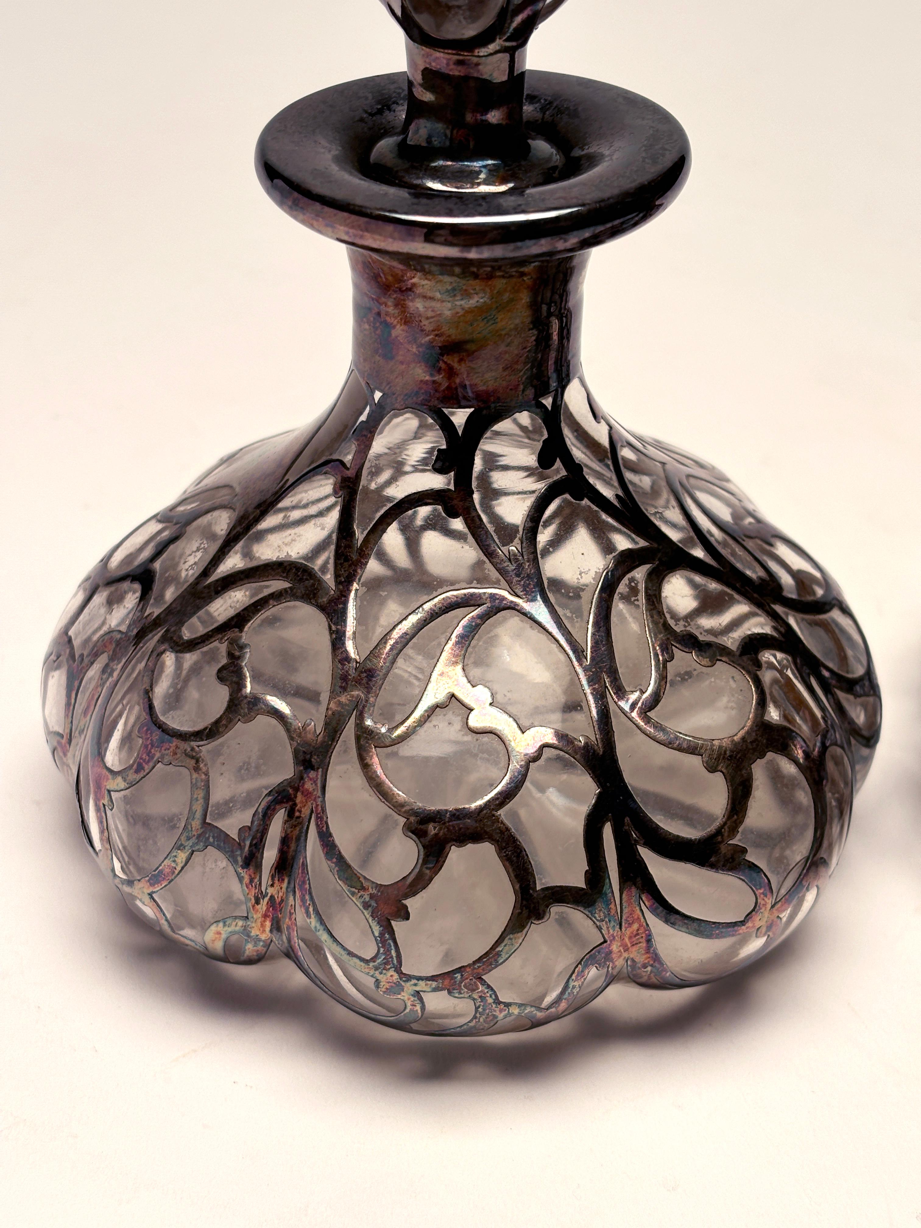 Fatto a mano Antico flacone di profumo in vetro a 8 lobi in stile Art Nouveau con sovrapposizione d'argento, 1893 ca. in vendita