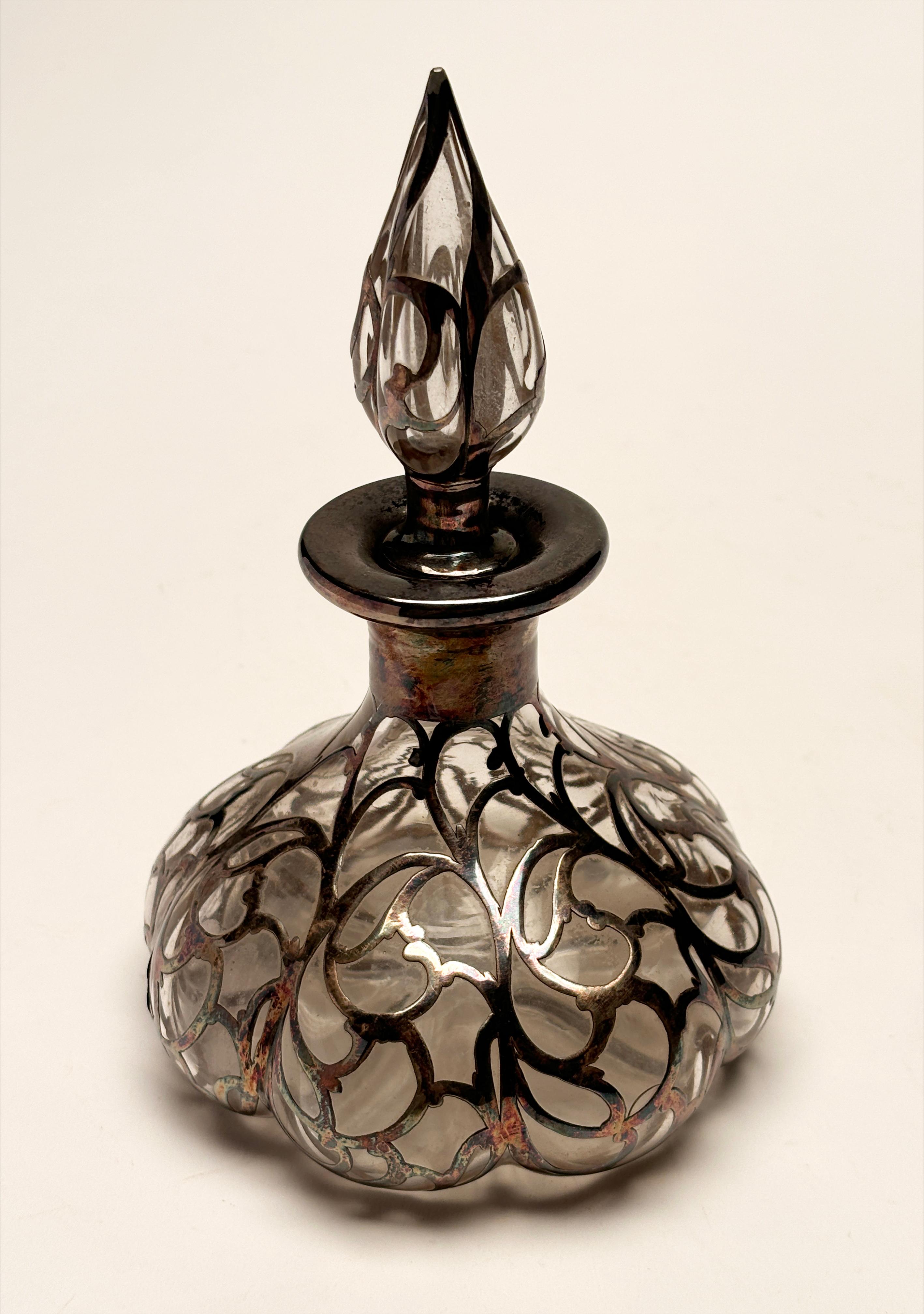 Antico flacone di profumo in vetro a 8 lobi in stile Art Nouveau con sovrapposizione d'argento, 1893 ca. In condizioni buone in vendita a Louisville, KY