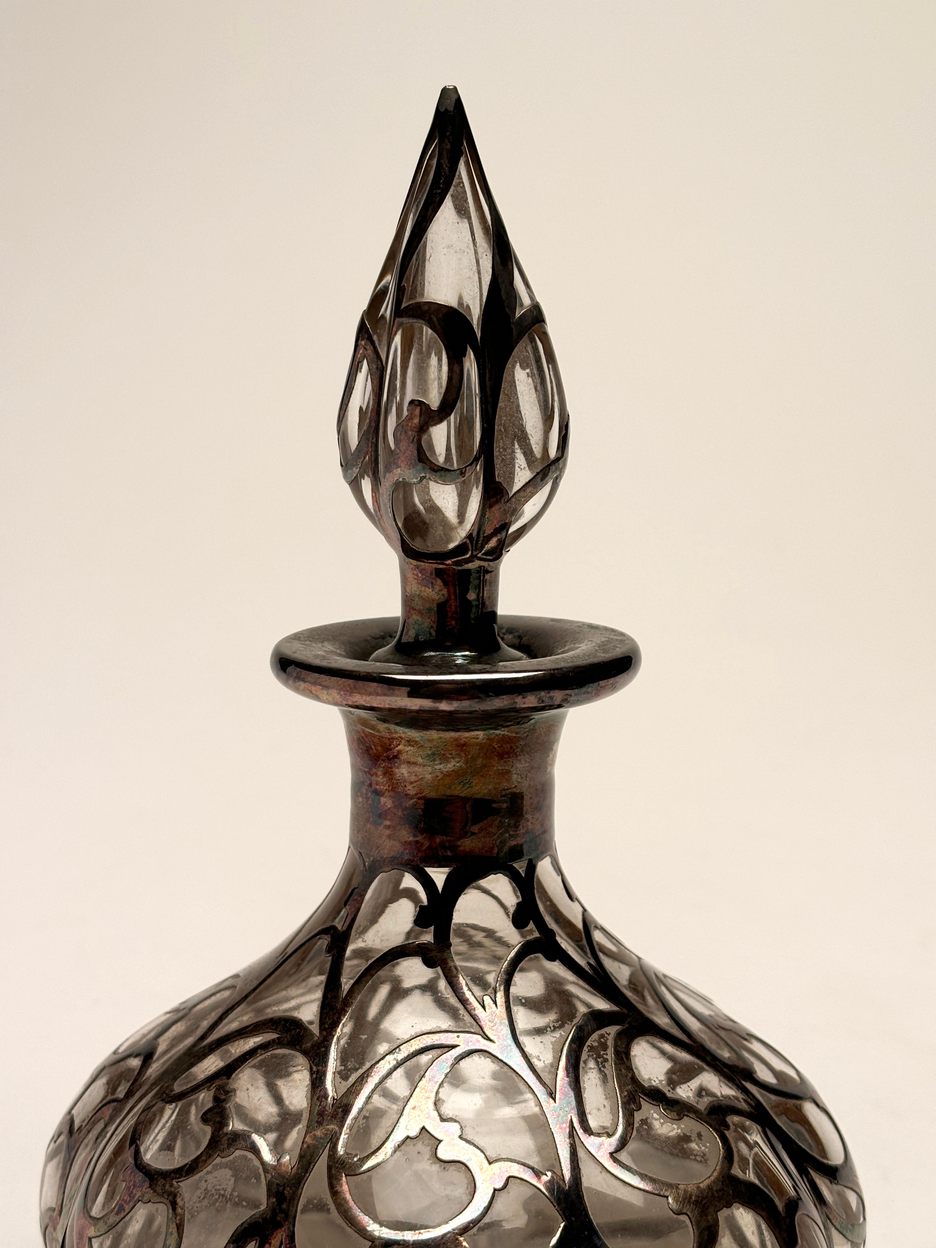 XIX secolo Antico flacone di profumo in vetro a 8 lobi in stile Art Nouveau con sovrapposizione d'argento, 1893 ca. in vendita