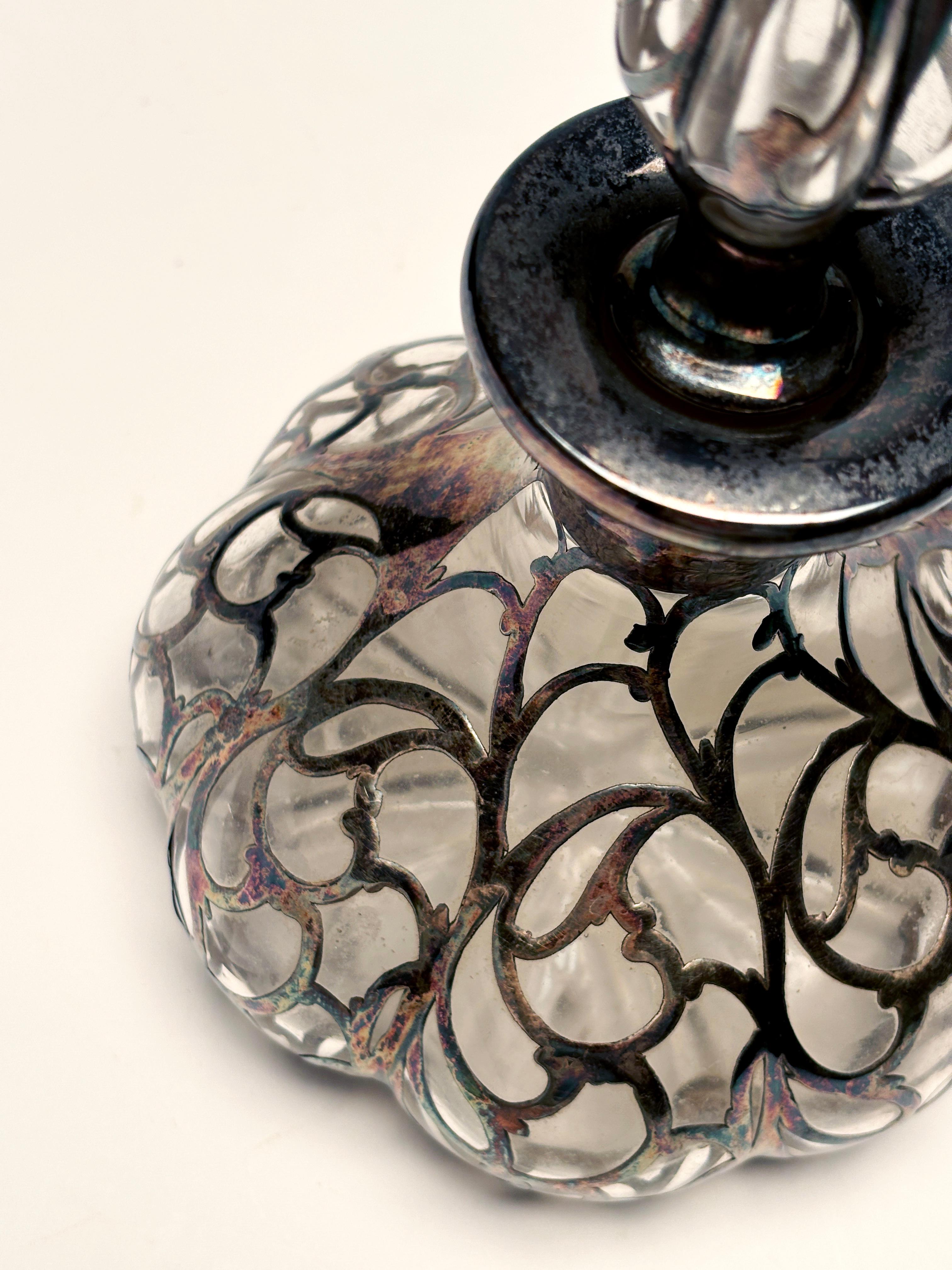 Antico flacone di profumo in vetro a 8 lobi in stile Art Nouveau con sovrapposizione d'argento, 1893 ca. in vendita 1