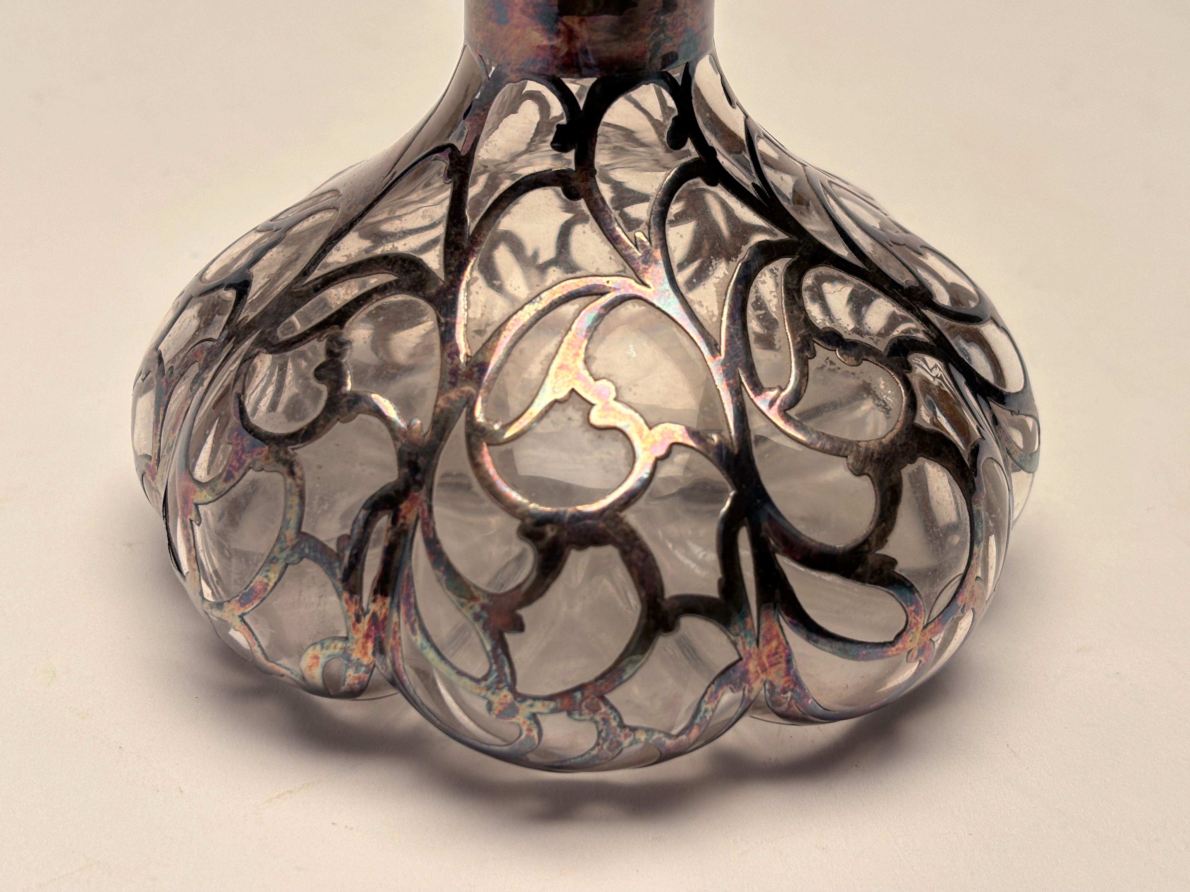 Antico flacone di profumo in vetro a 8 lobi in stile Art Nouveau con sovrapposizione d'argento, 1893 ca. in vendita 2