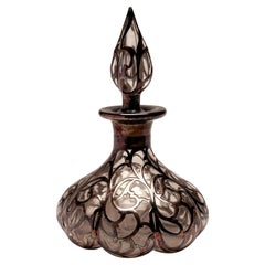 Antico flacone di profumo in vetro a 8 lobi in stile Art Nouveau con sovrapposizione d'argento, 1893 ca.