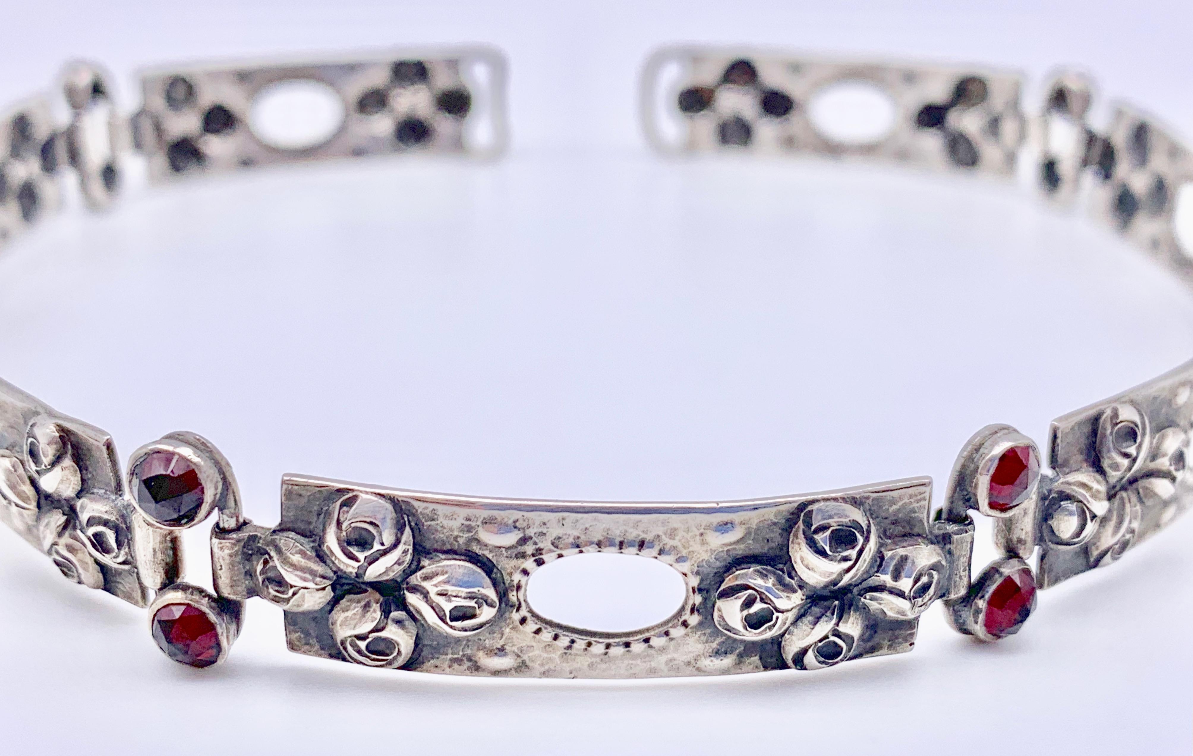 The elegant choker is made out of flexible silver segments and can also be worn set onto a coloured ribbon which will show through the oval cut outs of each segment. The larger segments feature four finely modelled rosebuds worked in relief to
