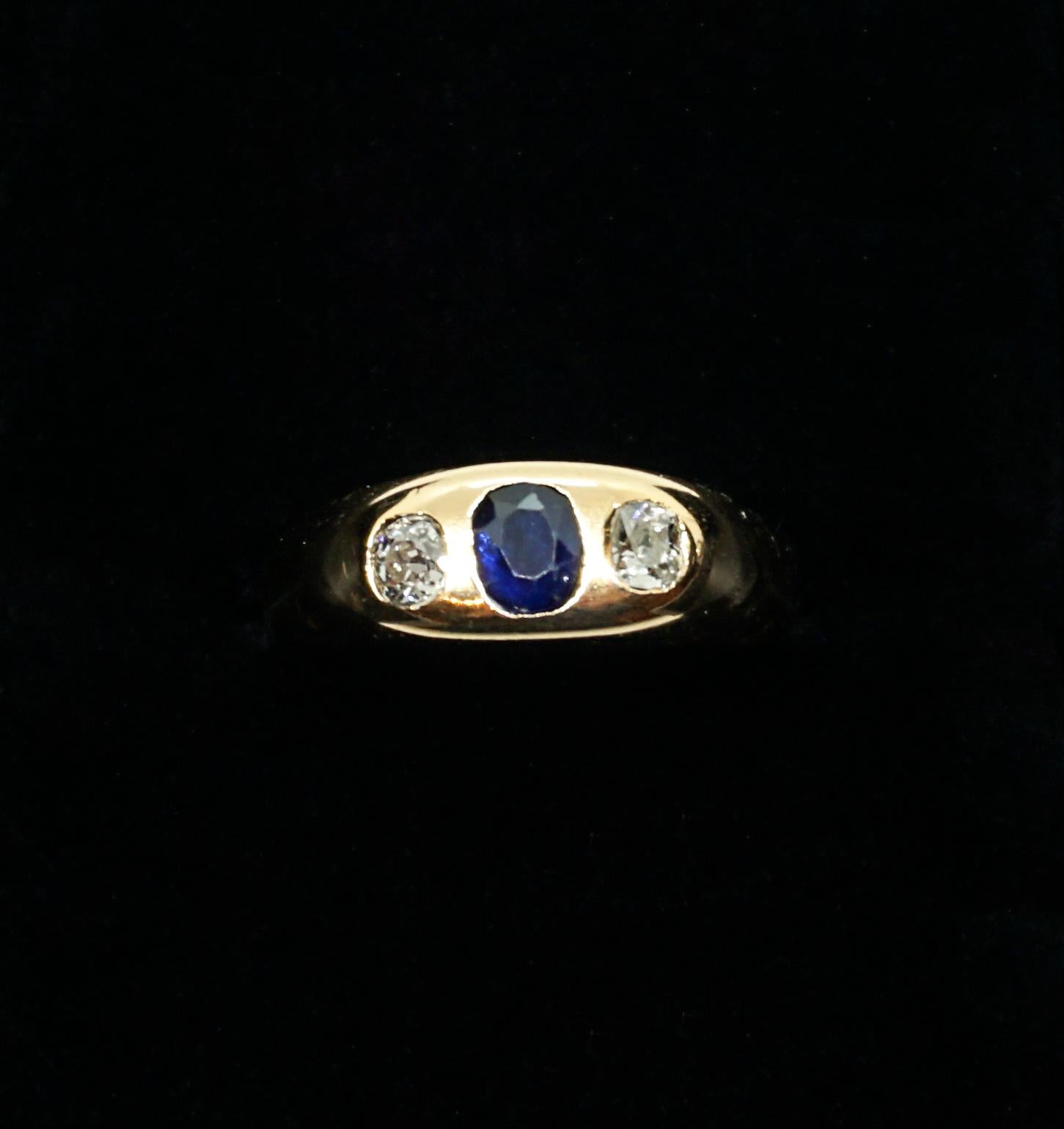 Elegant band ring in 14k red gold, reinforced at the top and set in the center with an inlaid sapphire, approx. 0.40 ct, flanked by two old-cut diamonds, together approx. 0.50 ct.
Captivating in its simplicity.

Vienna, circa 1900

head measuring 