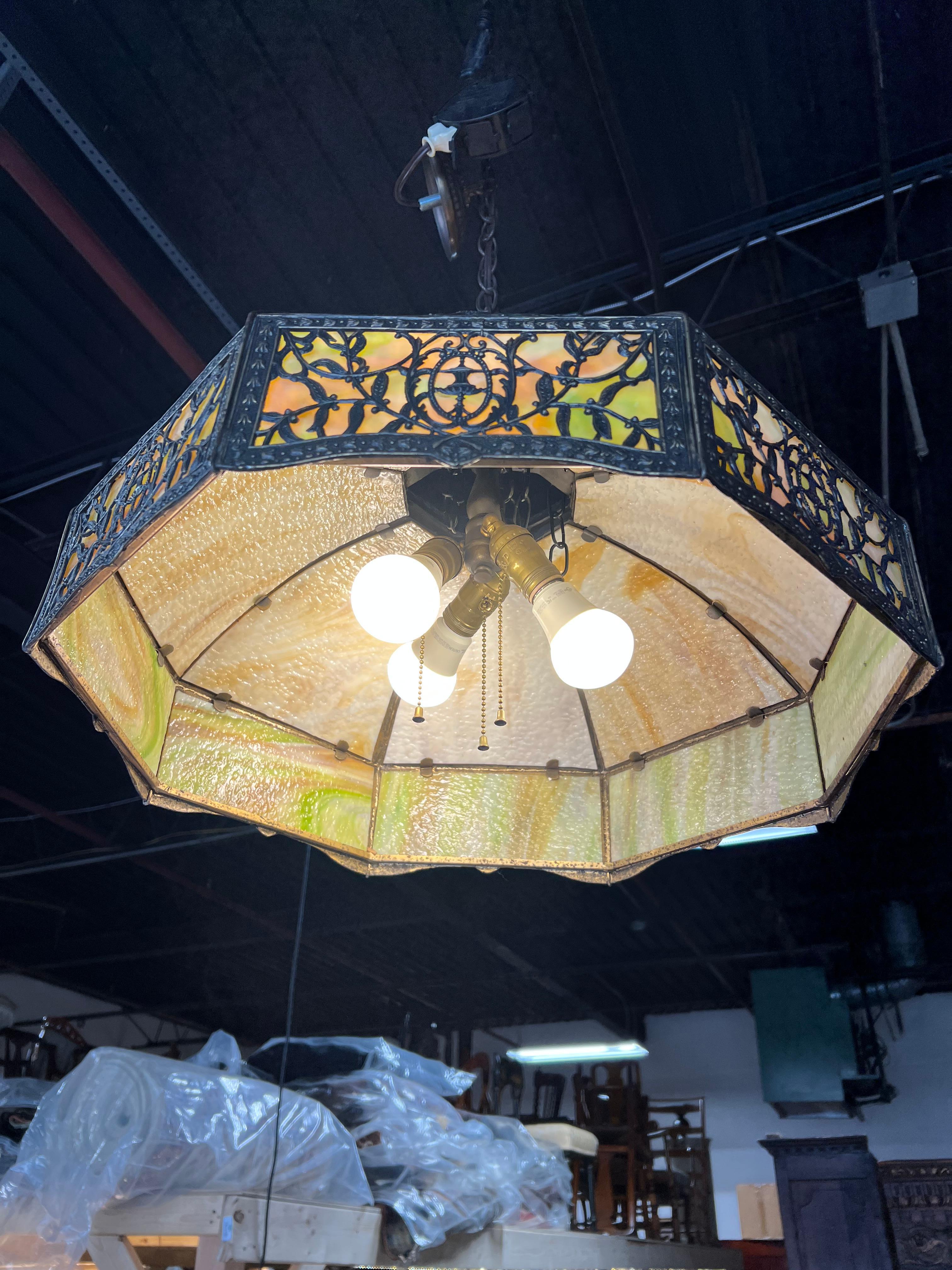 Americano Antica lampada a sospensione in vetro scoria verde ambra in stile Art Nouveau, 1920 ca. in vendita